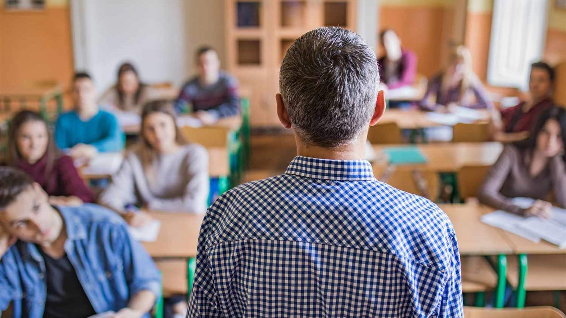 أستاذ جامعي يقدّم خيارًا مذهلًا لطلابه... الرقص بدل كتابة ورقة بحثية! (فيديو)