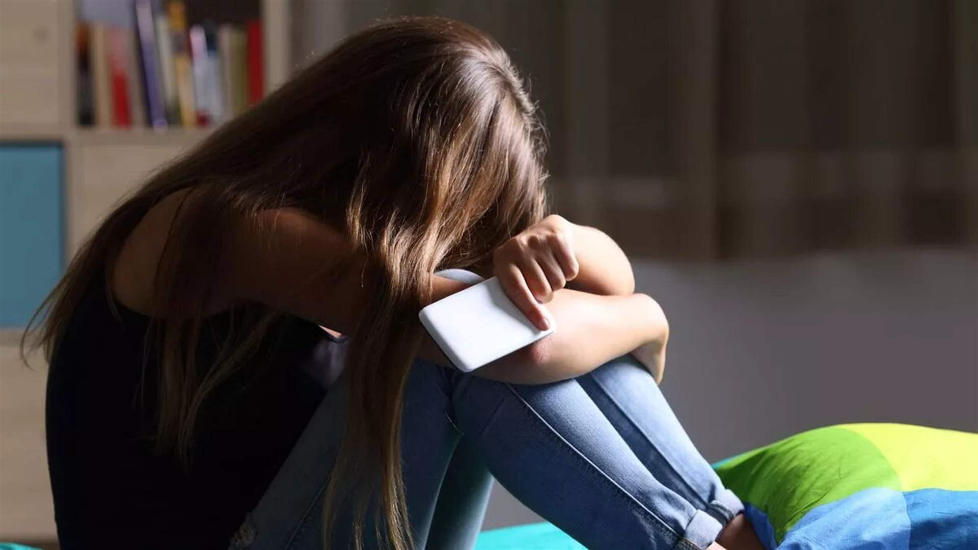 أم ثلاثينية تسخر من ابنتها باستمرار وتقارنها بشقيقتها دائمًا... والسبب عذريتها؟!