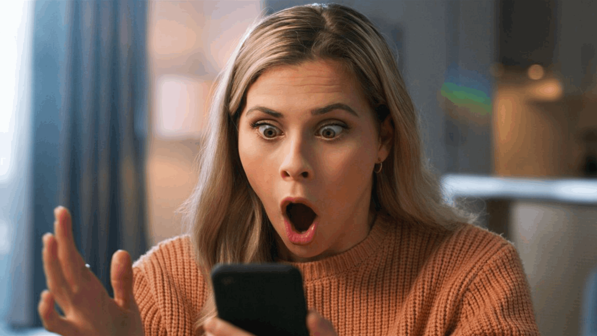 تعليق على أحد المنشورات في فيسبوك كشف لها الحقيقة التي دمرت حياتها!