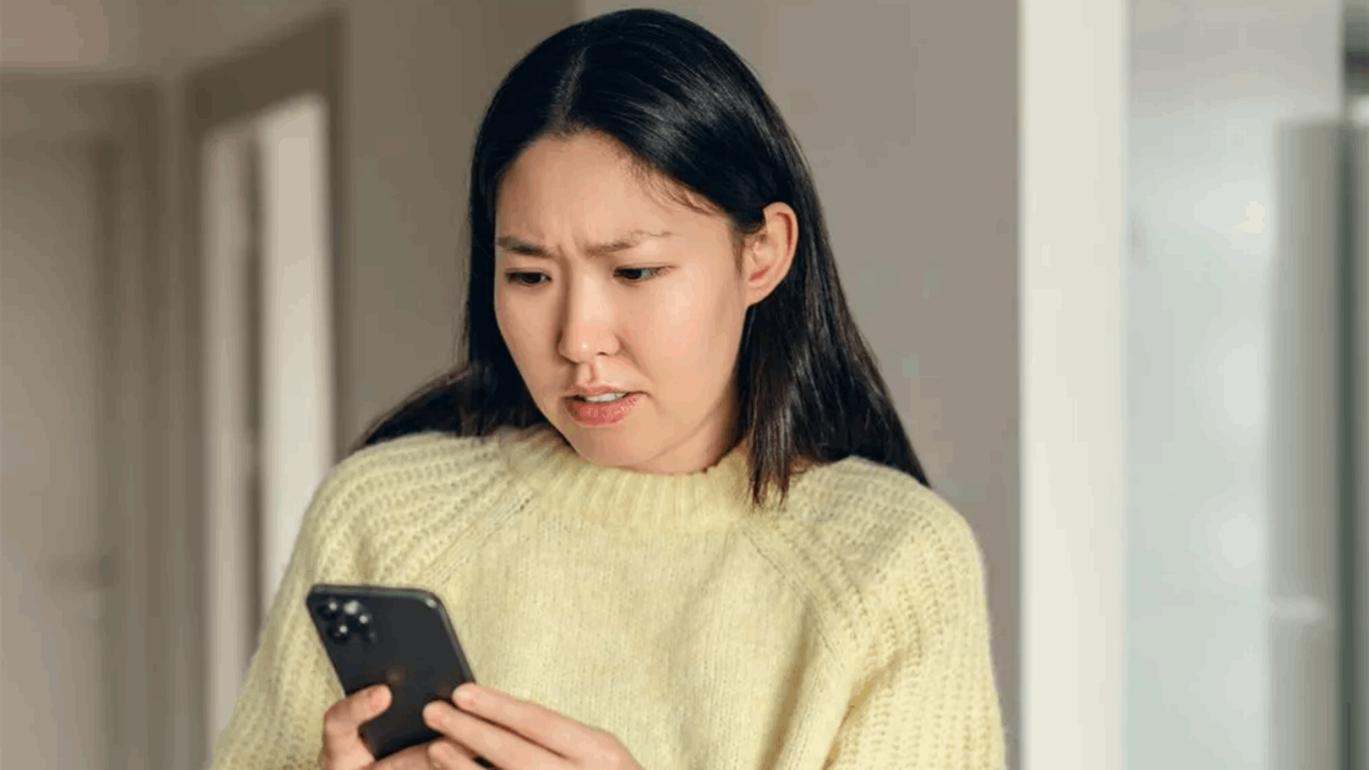 كانت تتصفح تطبيق تسوق ولكنها لم تتوقع الذي رأته... صورة قميص كشفت لها الحقيقة المرة! (فيديو)