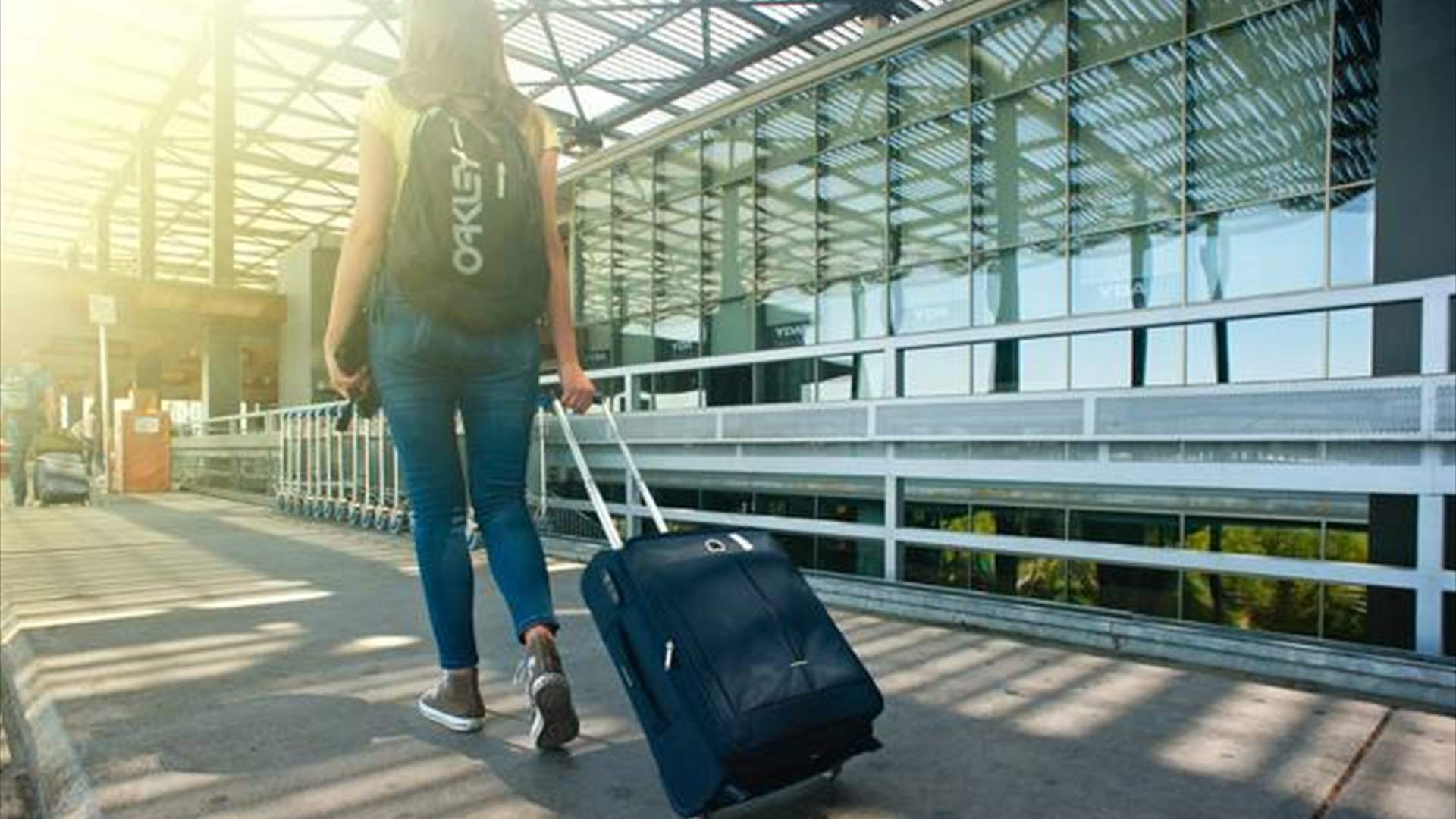 امرأة تتخلى عن حبيبها في المطار وتذهب لقضاء العطلة بمفردها... ما فعله الأخير لم يكن متوقعًا وهذه النتيجة!
