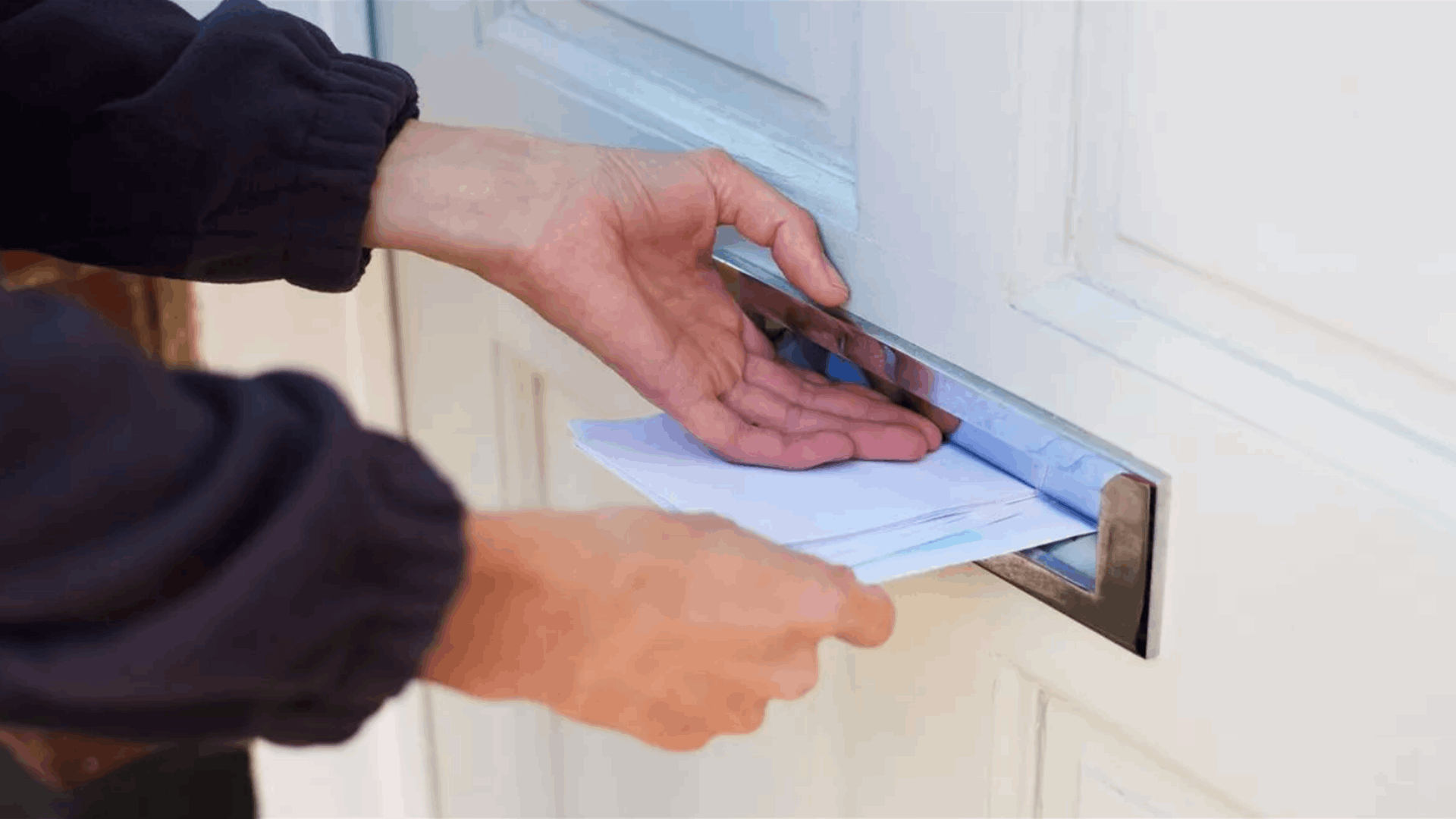 "هدية" في بريدها حولت حياتها الى فيلم رعب... ما تلقته يثير الريبة: قدمت بلاغًا للشرطة ولكن! (صورة)