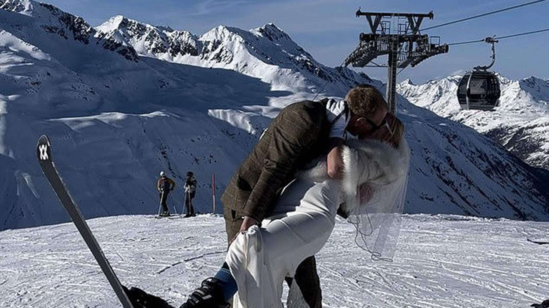 عروس مهووسة بالتزلج تقيم حفل زفافها على قمة جبل ثلجي... والنتيجة مذهلة! (فيديو)