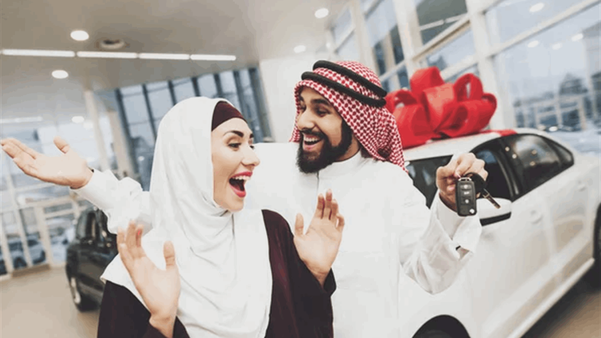 تقديراً لجهودها خلال شهر رمضان... رجل عربي يُهدي زوجته سيارة فخمة: "حق الملح"