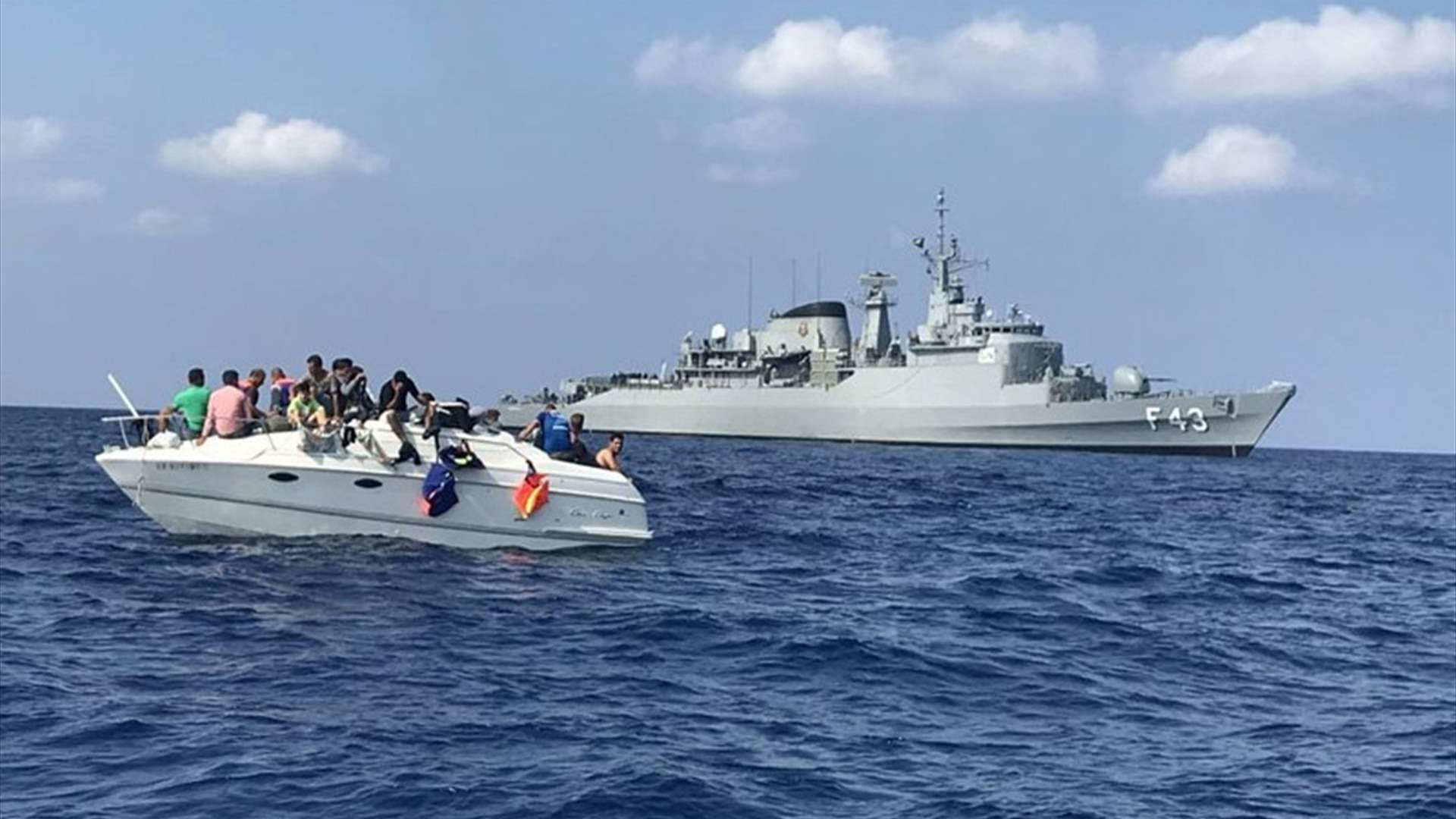 سفينة قبرصية رست قبالة سواحل لبنان لمنع اللاجئين السوريين من الوصول إلى الجزيرة
