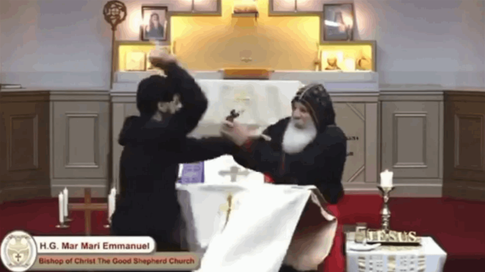 "أنا أحبّك وسأصلّي من أجلك دائماً"... هل سامح الأسقف مار ماري إيمانويل الشاب الذي طعنه وما هو وضعه الصحي؟!