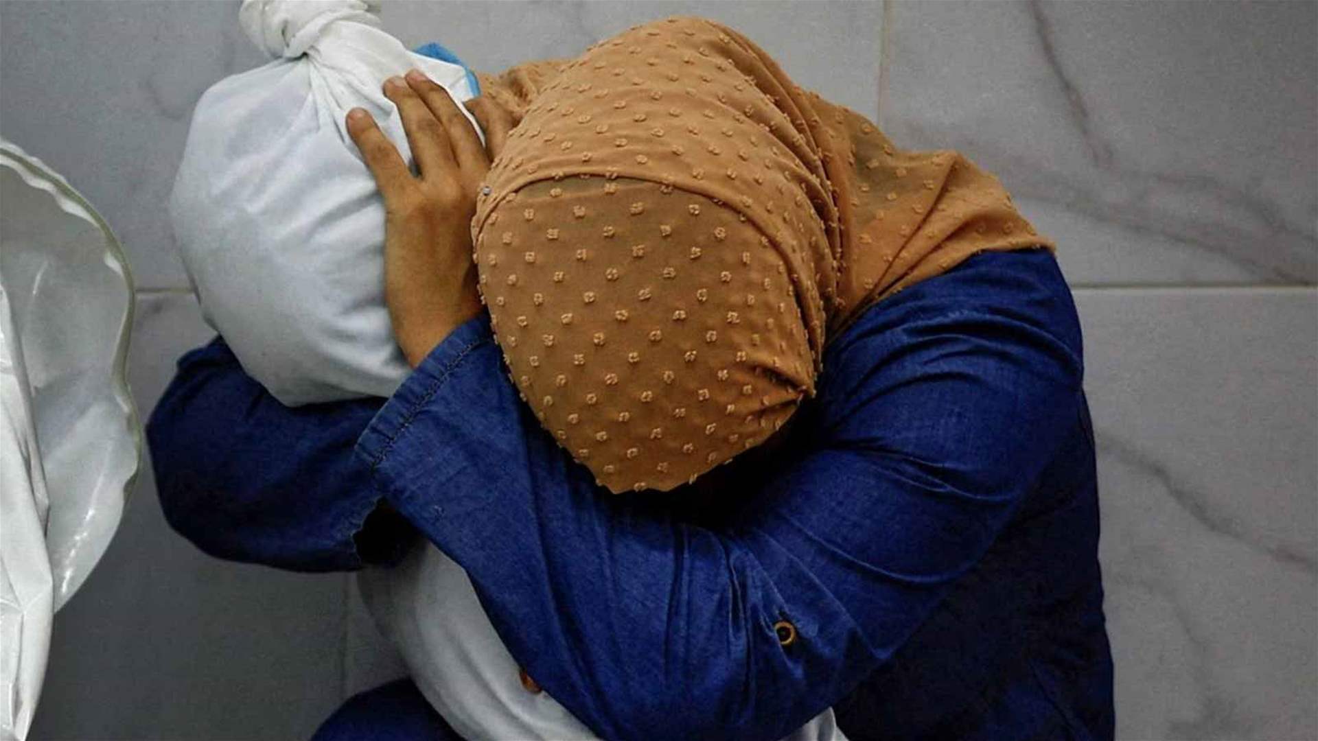 بعد استهداف منزلهما في خان يونس... صورة لامرأة فلسطينية وهي تحتضن جثمان قريبتها تفوز بجائزة &quot;وورلد برس فوتو&quot;