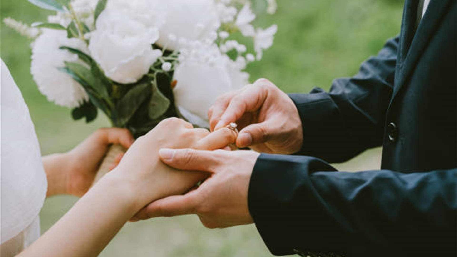 شابة أنفقت مبلغًا ضخمًا لإقامة حفل زفاف "خيالي"... النتيجة كانت كارثية والأسباب غريبة! 