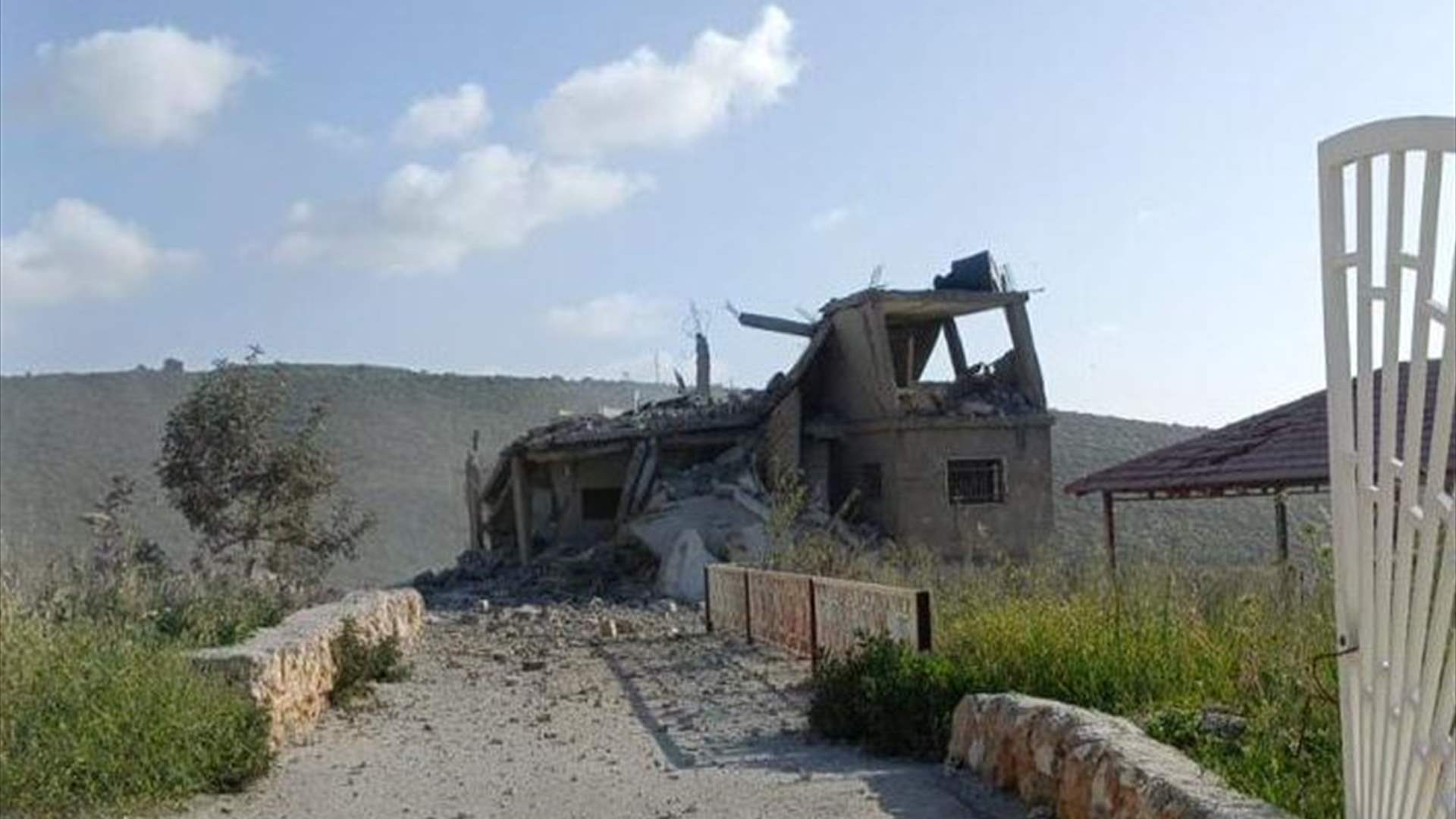 غارة إسرائيلية على منزل في حي المشاع بين بلدتي مجدل زون والمنصوري