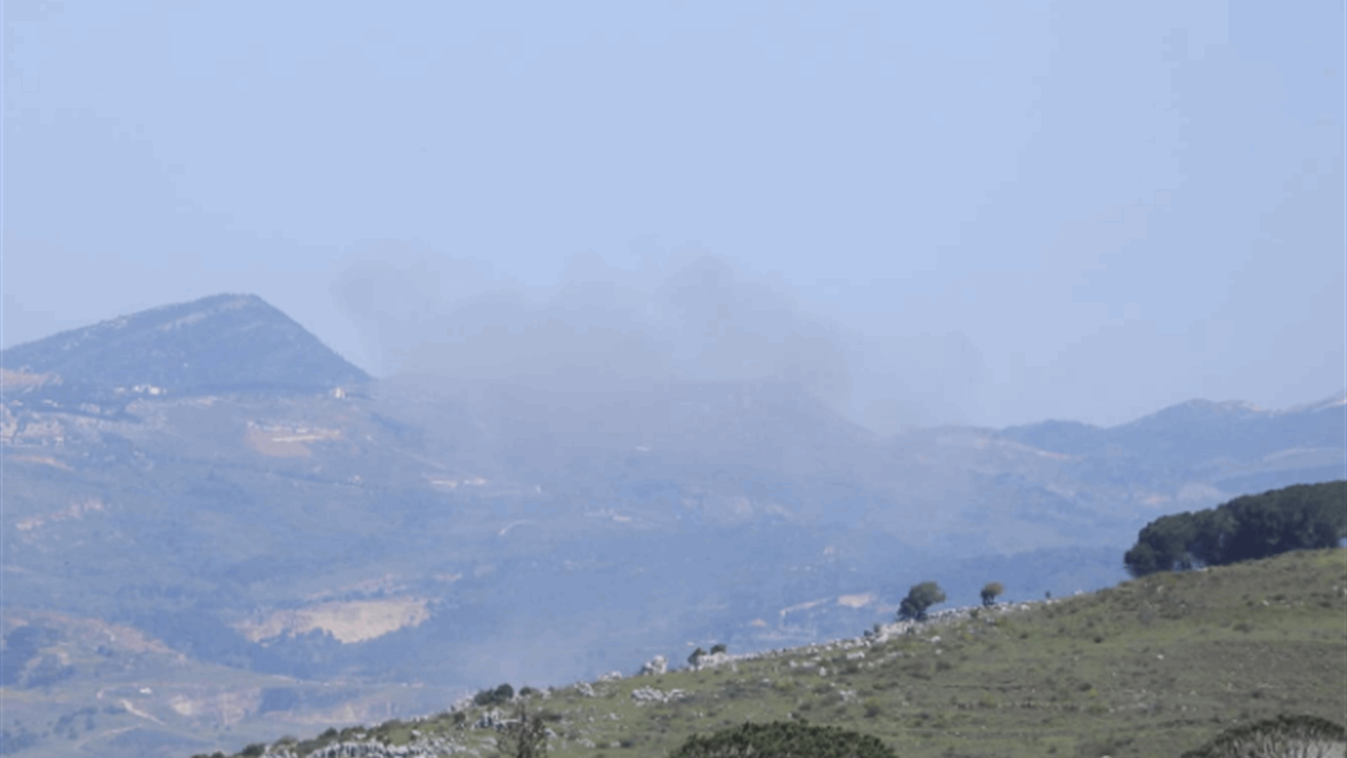 غارة اسرائيلية على المنطقة الواقعة بين العيشية والوازعية في جبل الريحان بالقرب من مكان سقوط الطائرة المسيرة هرمز الذي أسقطها حزب الله ليل أمس
