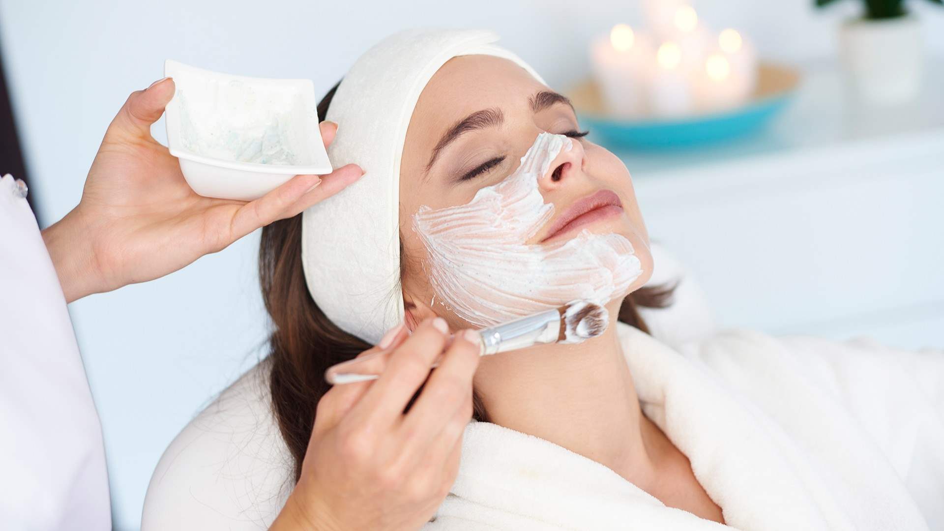 خبيرة تجميل تكشف سبب عدم لجوئها لمراكز التجميل للعناية ببشرتها... وهذا ما نصحت به