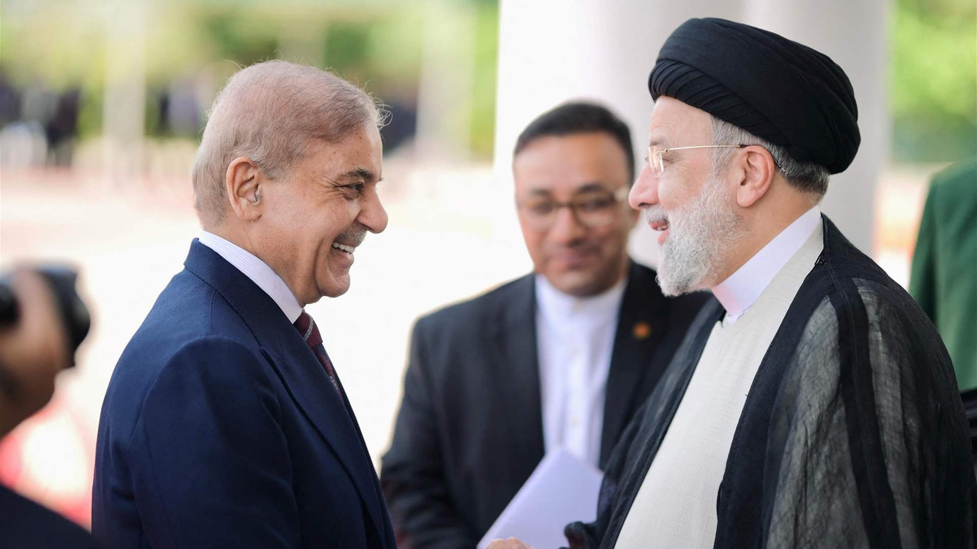 الرئيس الإيراني يتعهد بزيادة حجم التجارة مع باكستان إلى 10 مليارات دولار