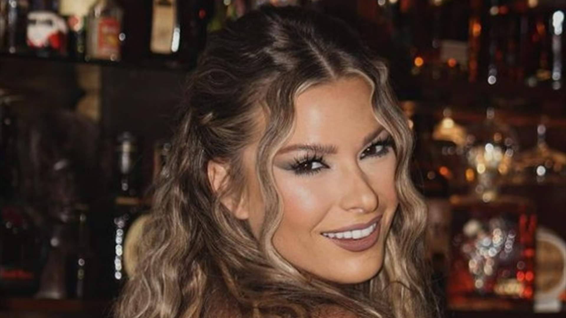 والدة باميلا الكيك تخطف الأنظار بجمالها وشبابها.. بدت كشابة عشرينيّة (صور)