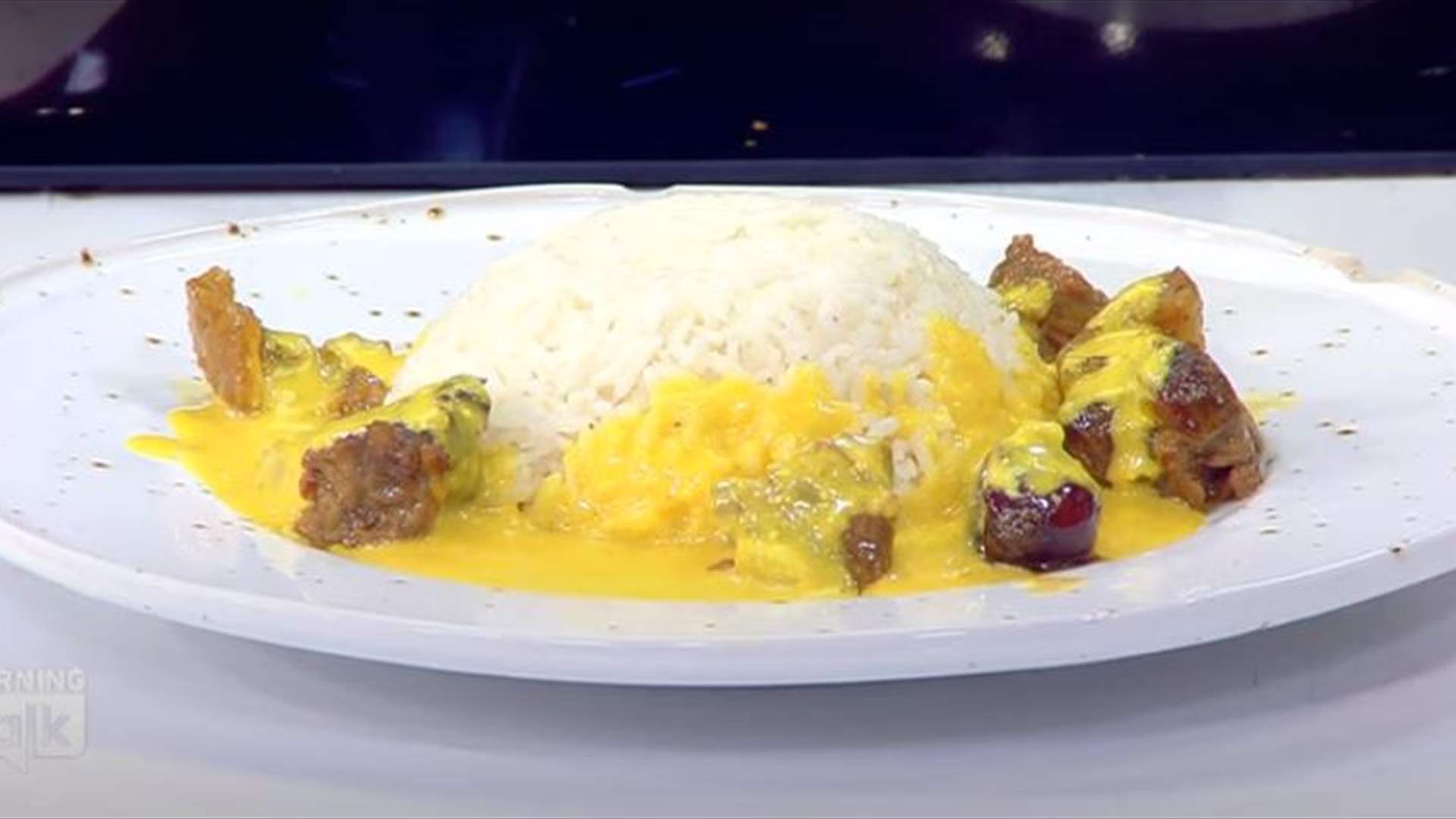 تعلموا كيفية تحضير اللحم بالكاري وسلطة جبنة الحلوم مع الليمون على طريقة الشيف فادي زغيب (فيديو)