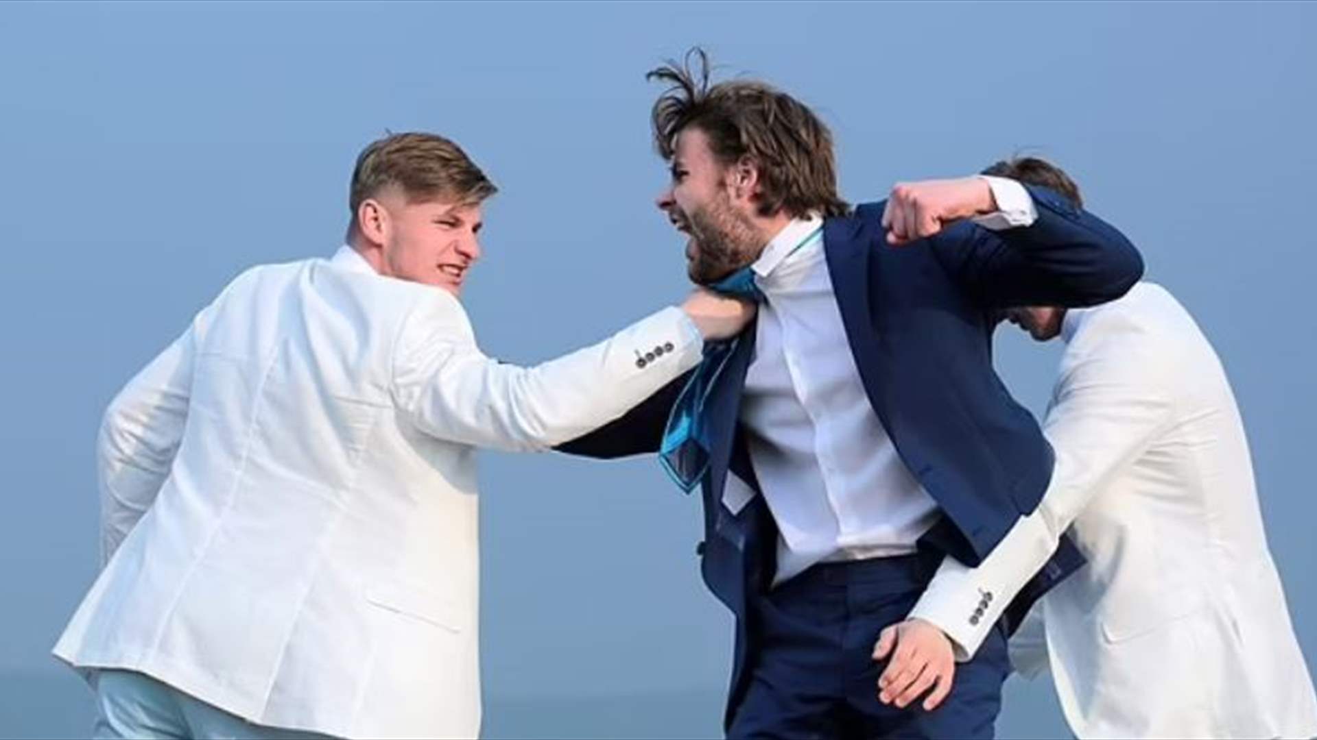 أعلن حمل زوجته خلال حفل زفاف شقيقه... هكذا انتقم رجل من أخيه لسبب غير متوقع!