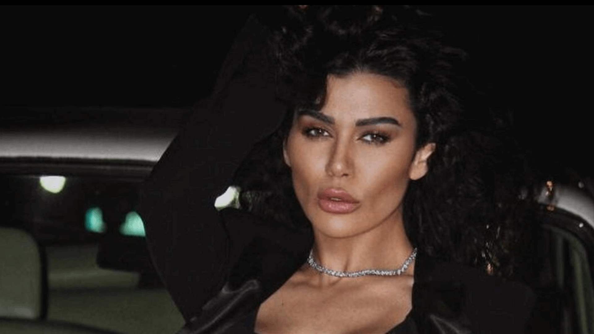 نادين الراسي تفتتح موسم البحر... وتستعرض رشاقتها بالمايوه (صور)