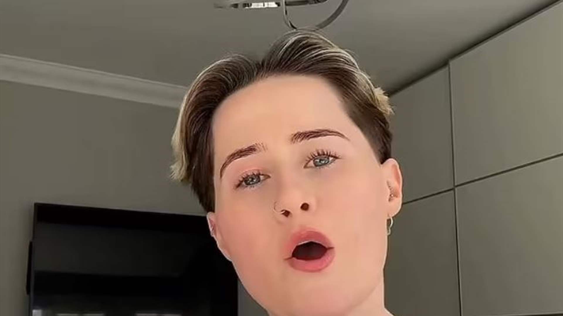"كنت أفضل أن أتلقى عنزة في البريد بدلاً مما أرسلوه لي"... شابة عشرينية تتلقى رسالة صادمة! (فيديو)