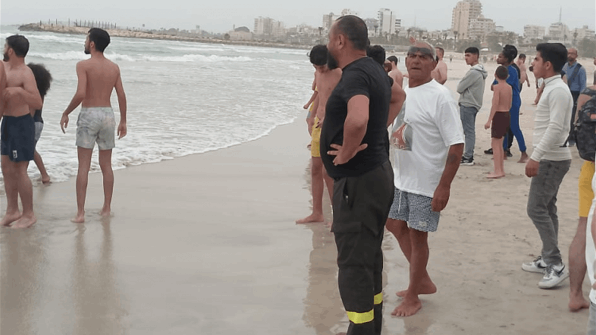 الدفاع المدني يواصل بحثه عن مفقود داخل بحر صور
