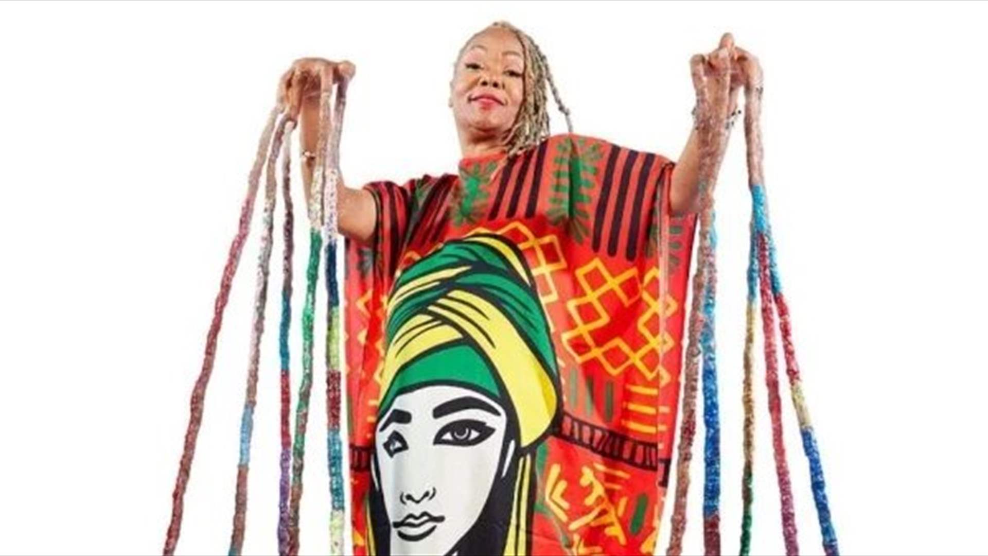 عملت على تنميتها منذ 25 عاماً...أميركية تدخل "غينيس" كصاحبة أطول أظافر في العالم (صور)