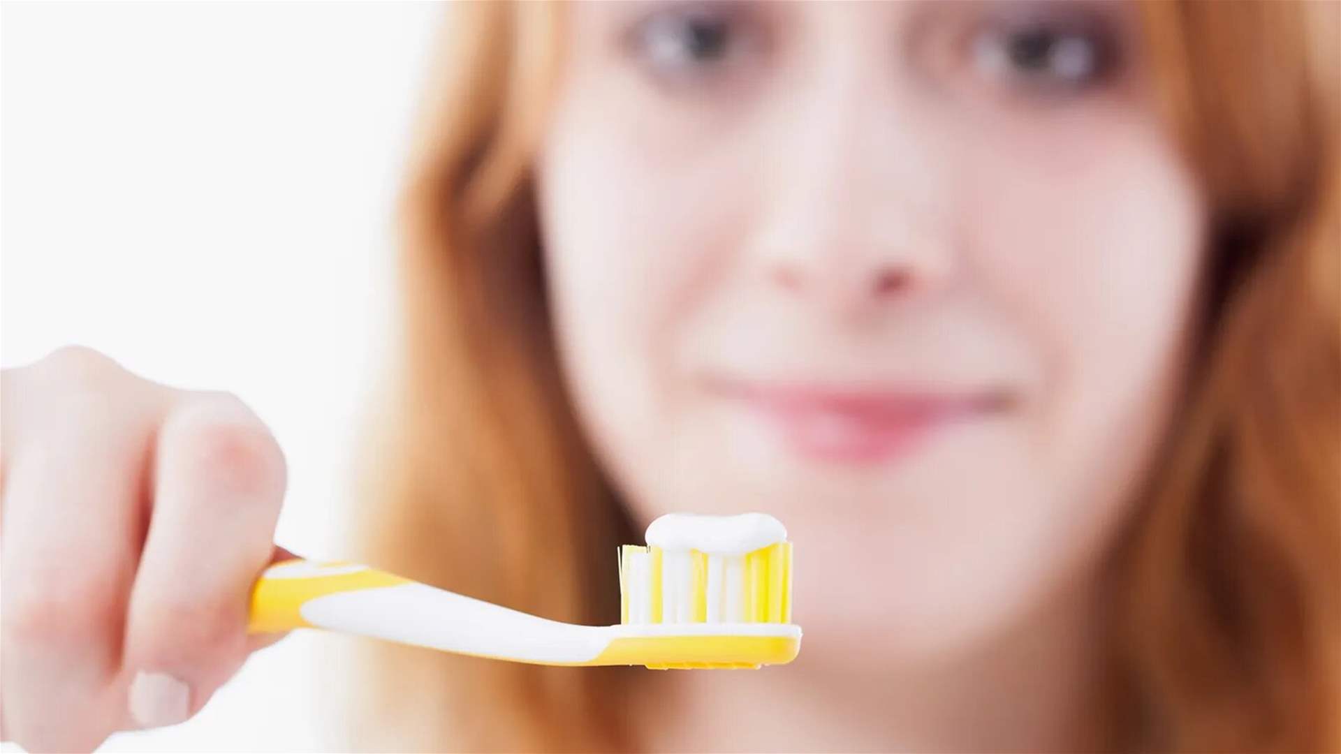 أخطاء شائعة تؤدي إلى اصفرار الأسنان... تجنبوها الآن!