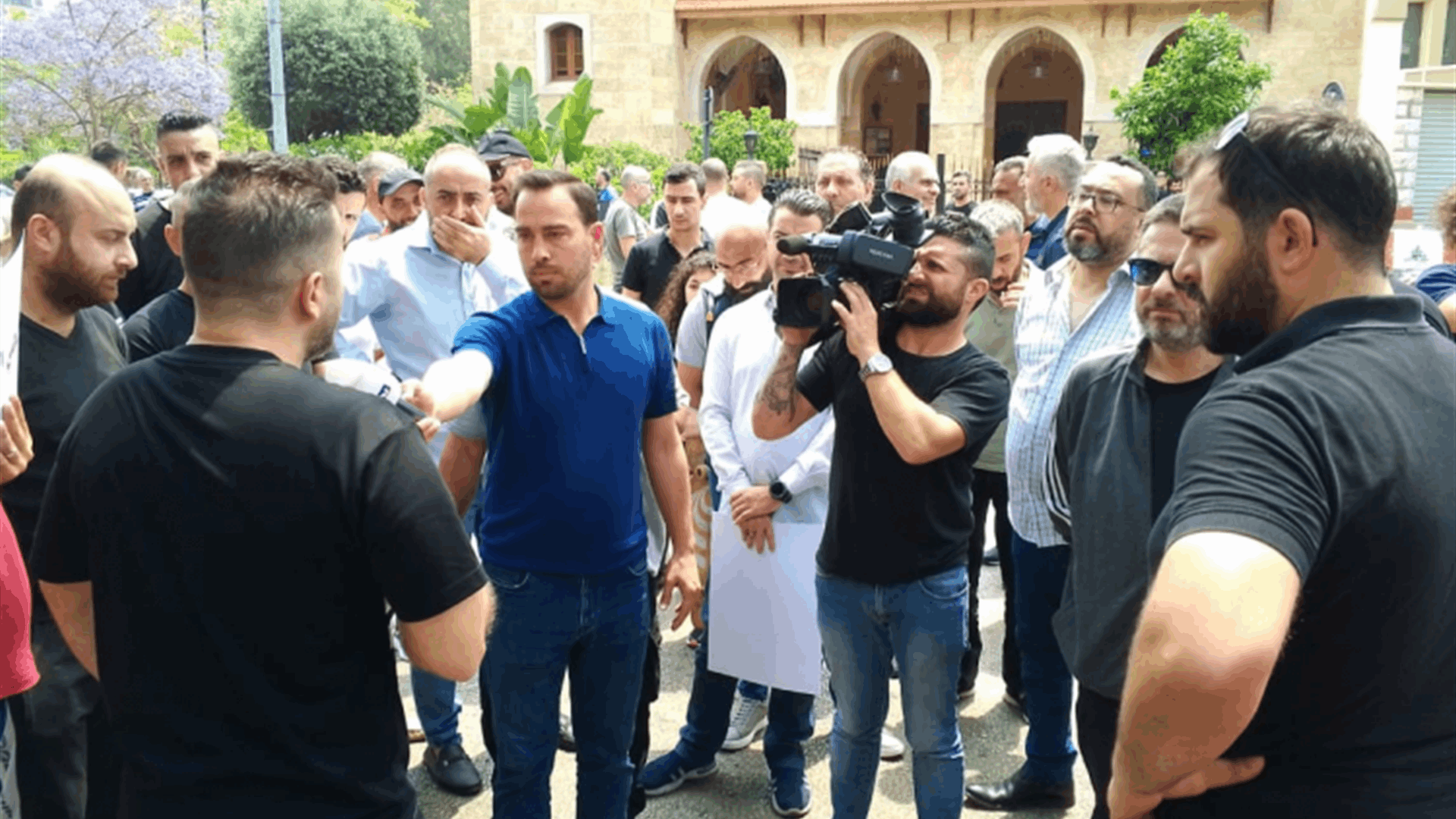 إعتصام لنقابة عمال وموظفي المعاينة الميكانيكية أمام وزارة الداخلية إحتجاجًا على إقفالها
