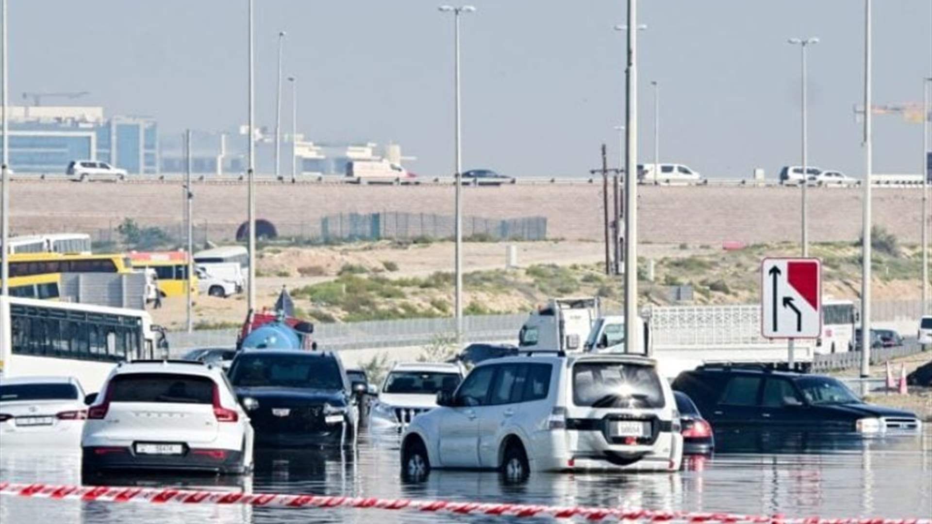 الأمطار تغلق مدارس وشركات مجددًا في الإمارات وتتسبب باضطراب حركة مطار دبي