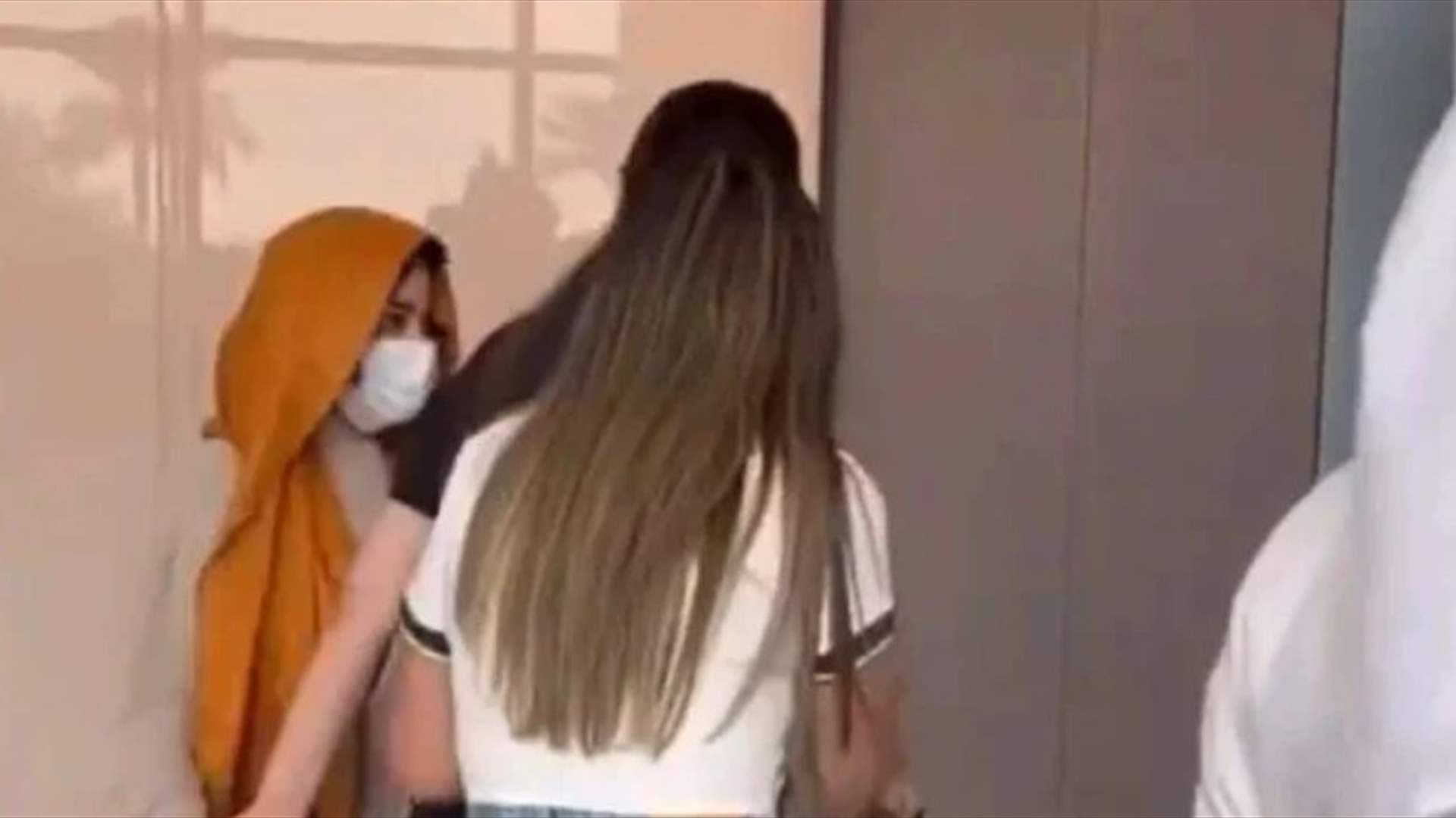 ظهرت متخفية بالحجاب وكمامة طبيّة.. فيديو لشيرين عبد الوهاب في الكويت يثير جدلاً