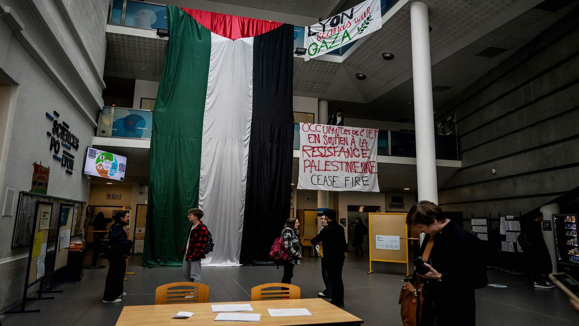 الشرطة تدخل جامعة سيانس بو في باريس حيث يعتصم طلاب دعما لغزة