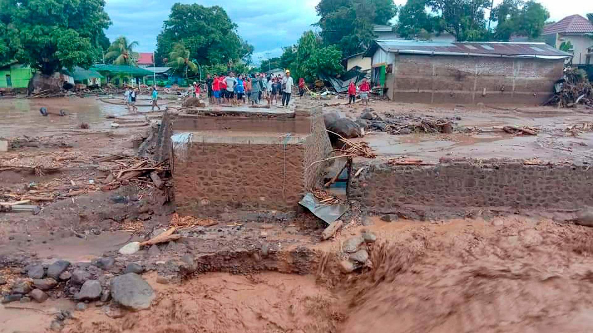 Floods in Indonesia's Sulawesi kill 14