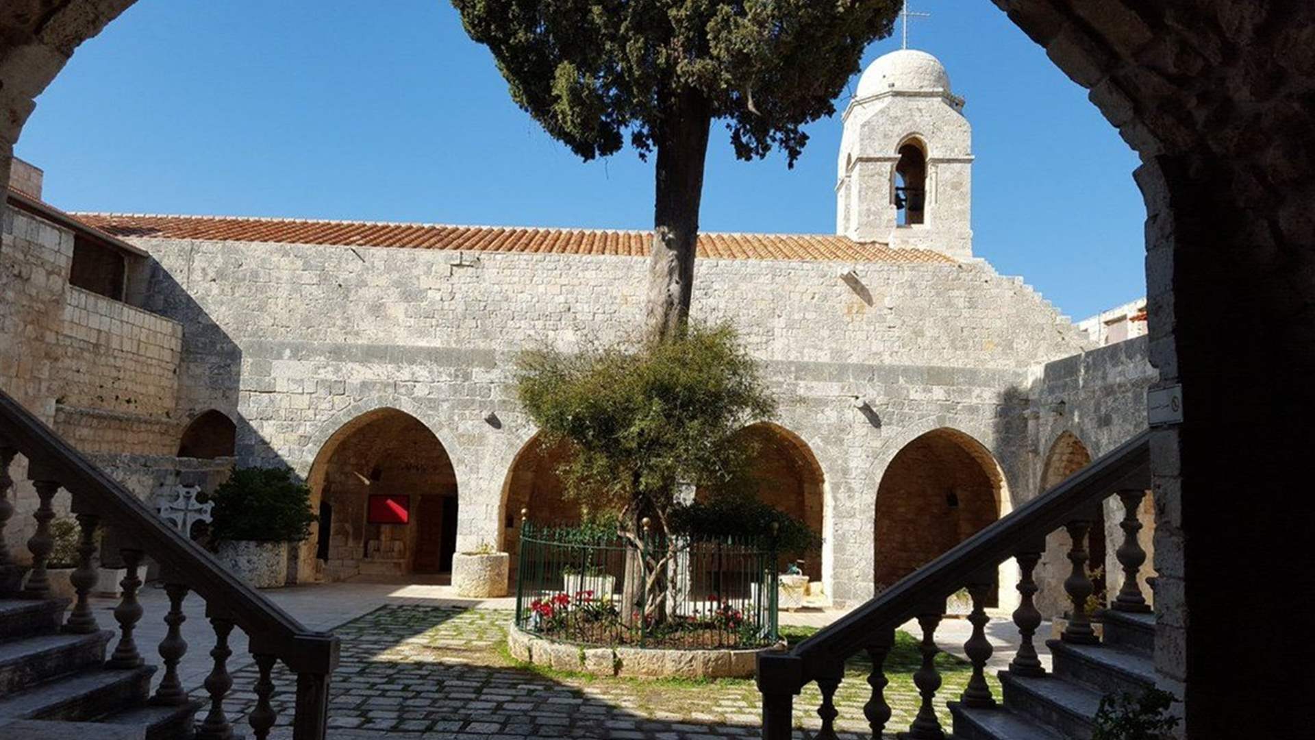 وصول شعلة النور المقدس إلى دير سيدة البلمند البطريركي