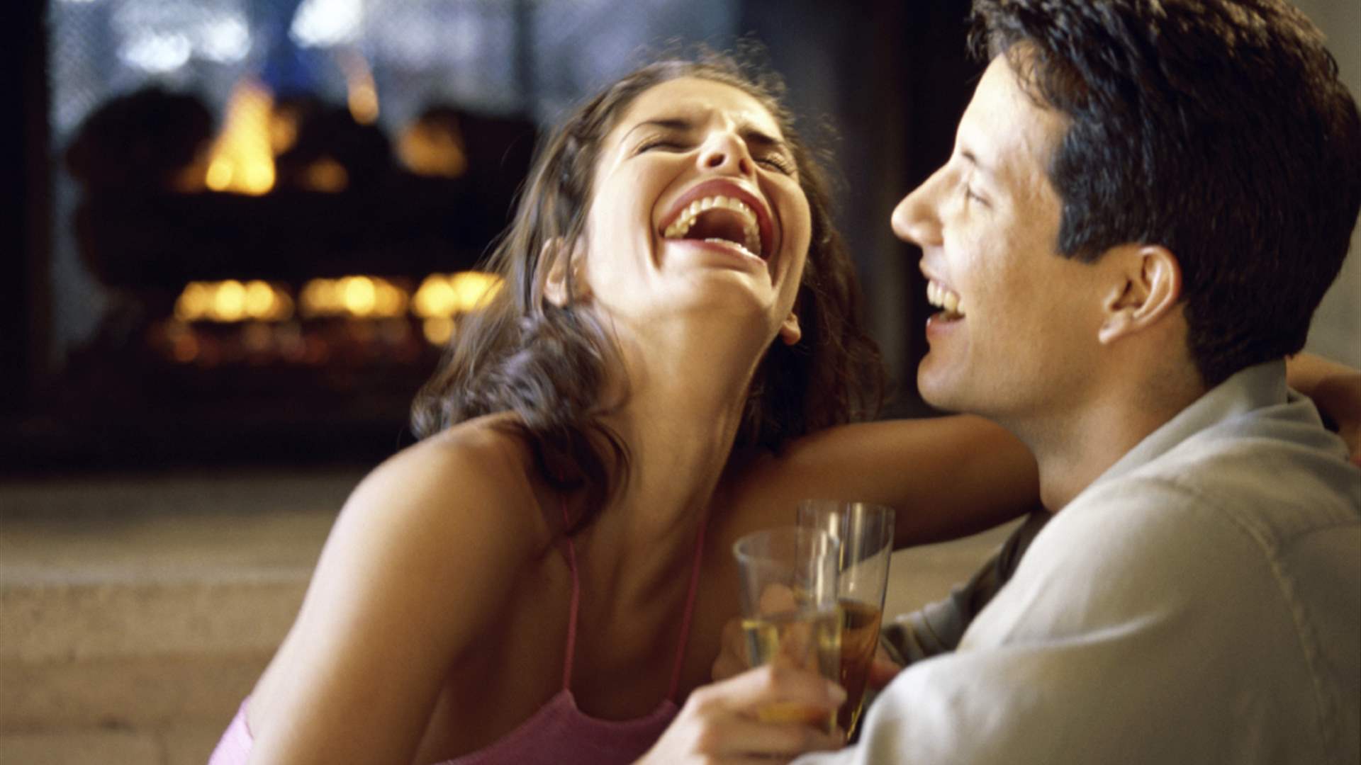 الفكاهة تحظى بدور مهم في الحب... فهل يعزز الضحك العلاقات الرومانسية حقا؟