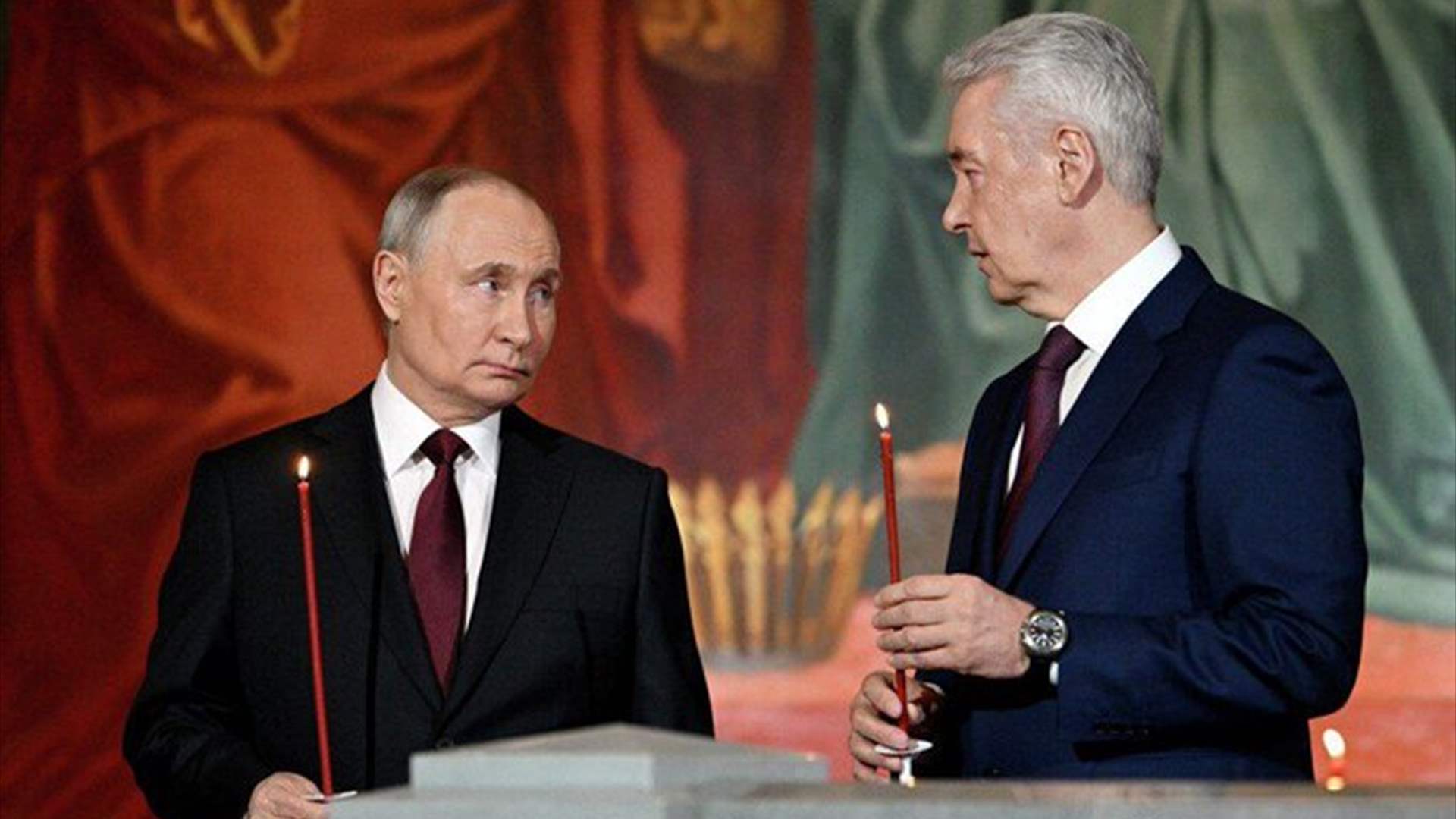 بوتين يحضر قداس عيد القيامة ويحمل شمعة حمراء مضاءة (فيديو)
