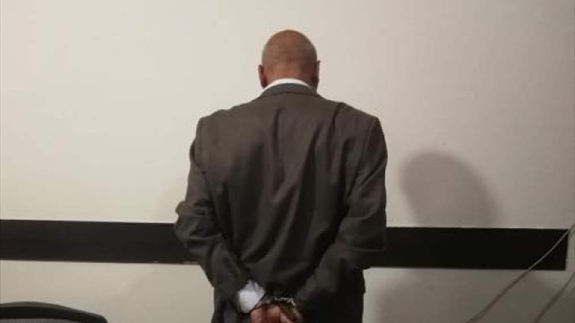  سرق من داخل سيّارة مواطن محفظة وجهازًا محمولًا ثم حاول بيعه