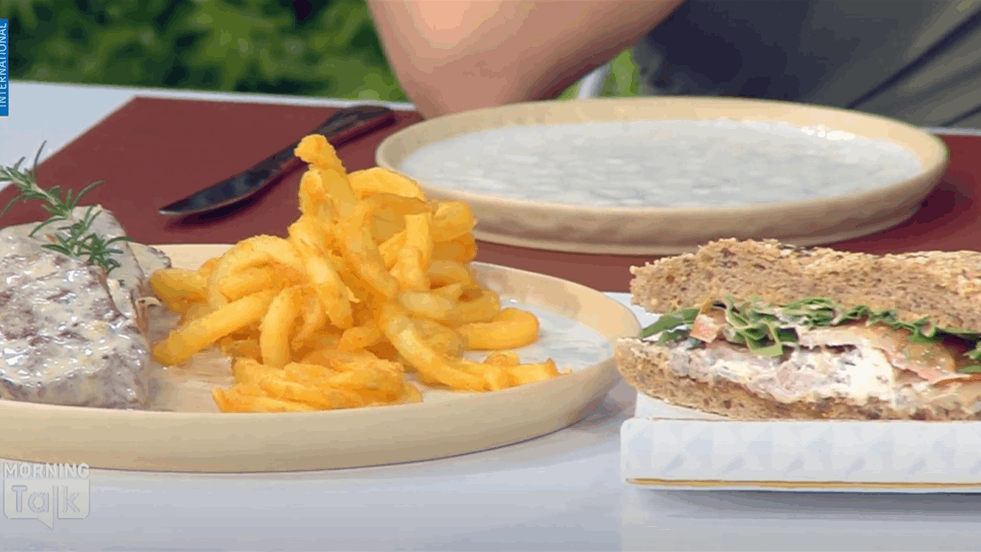 هل تبحثون عن وصفات سريعة؟ إليكم &quot;Beef Paillard&quot; و&quot;Steak Sandwich&quot; مع الشيف حنا طويل (فيديو)