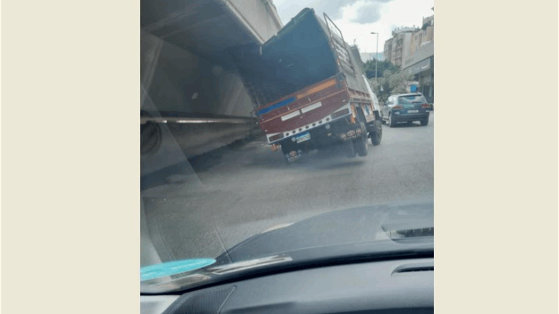 شاحنة ارتطمت بجسر نهر الموت وزحمة سير خانقة في المحلة
