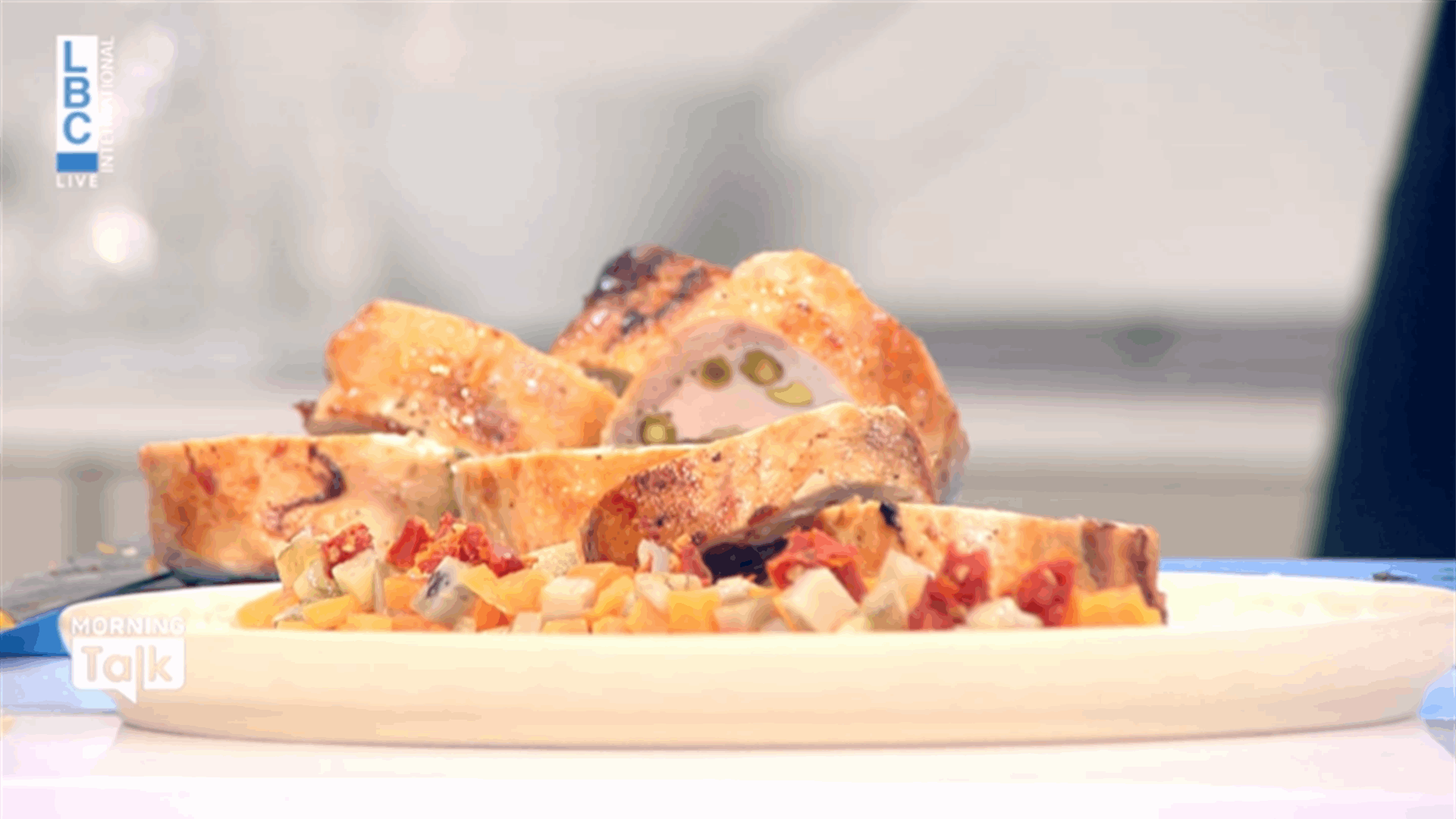 الدجاج مع الخوخ المجفف... طبق مميز على طريقة الشيف حنا طويل (فيديو)
