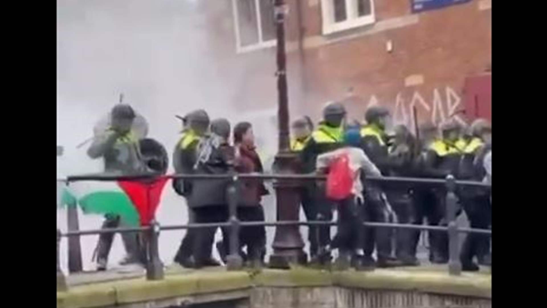 مواجهات بين الشرطة ومتظاهرين متضامنين مع غزة في أمستردام (فيديو)