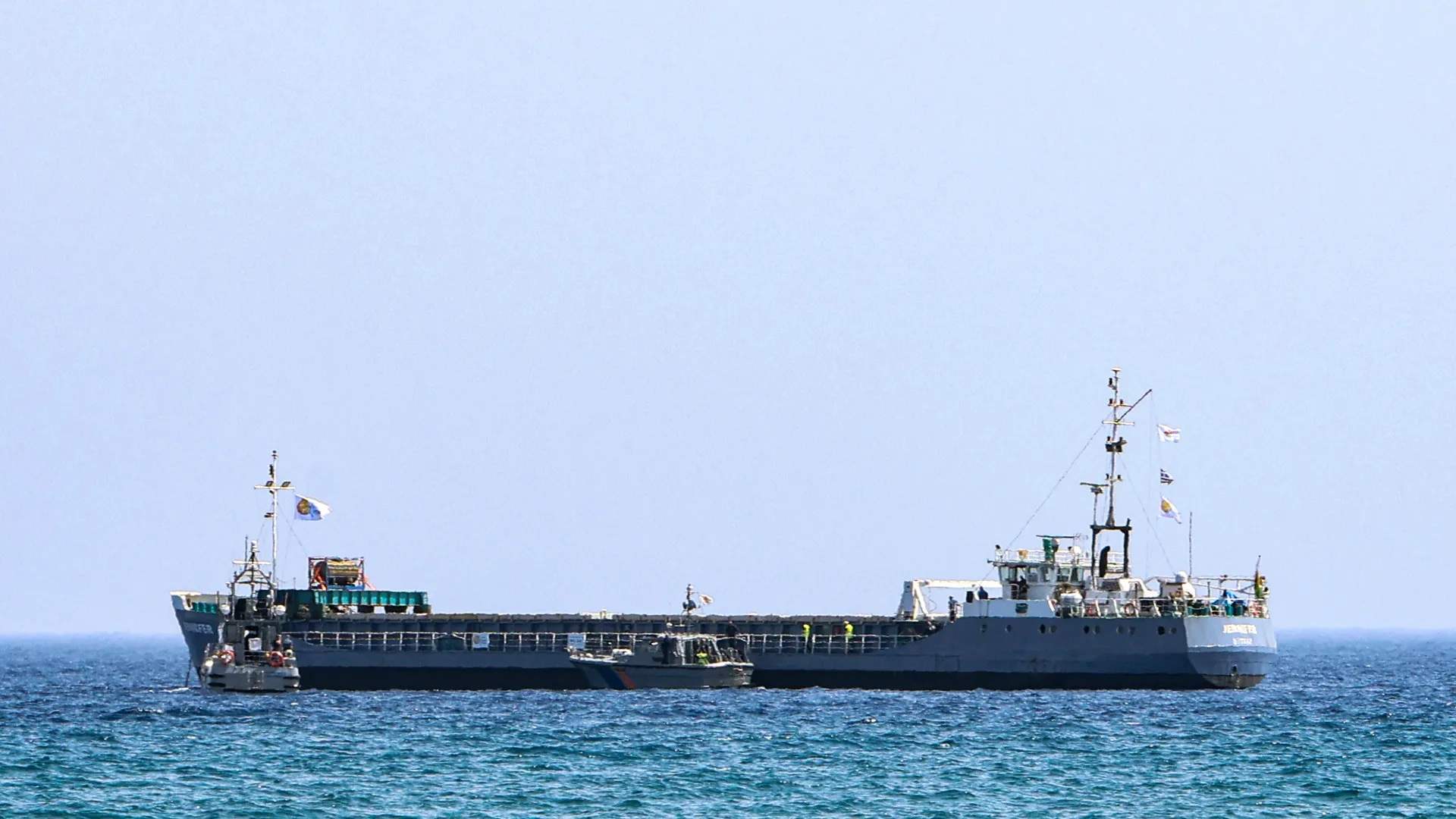 سفينة مساعدات تغادر قبرص متجهة إلى رصيف بنته أميركا قبالة غزة