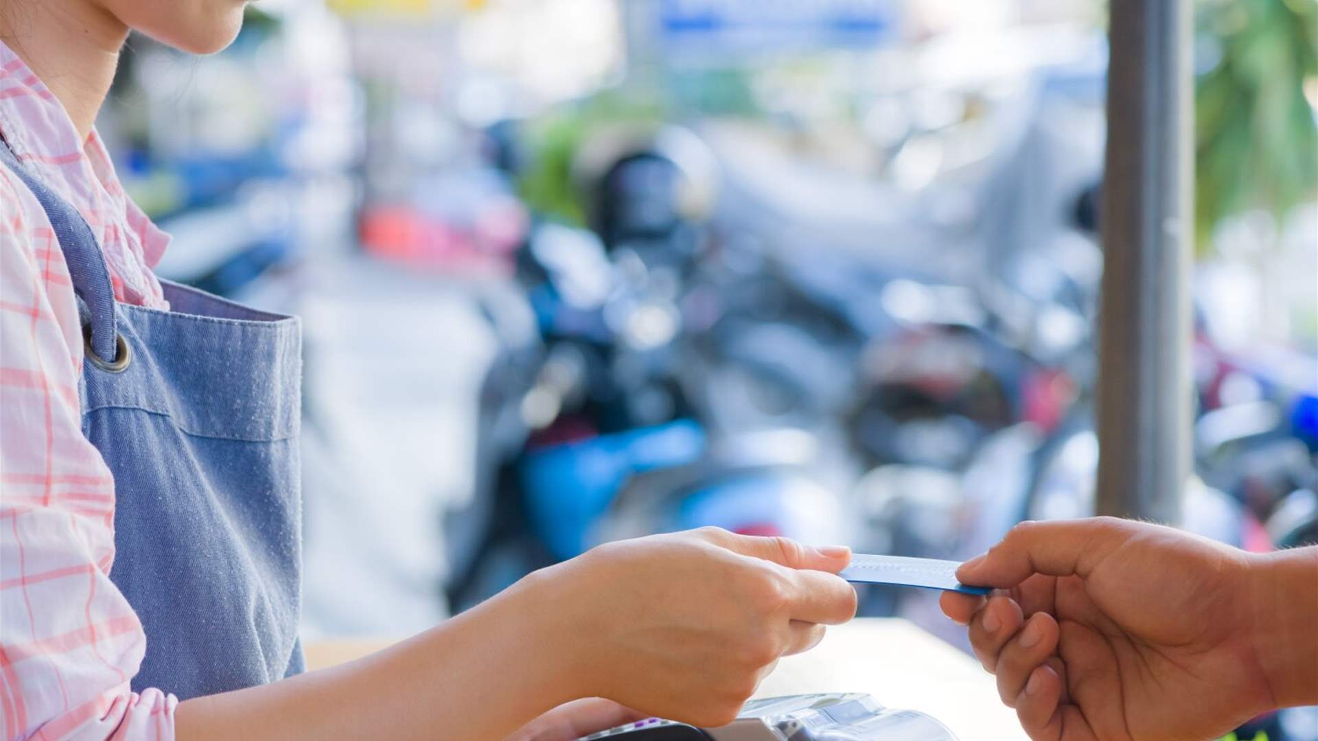 بعدما نشر عمّال المقهى معلومات بطاقتها الائتمانية...تغريم سيّدة بمبلغ 2000 دولار