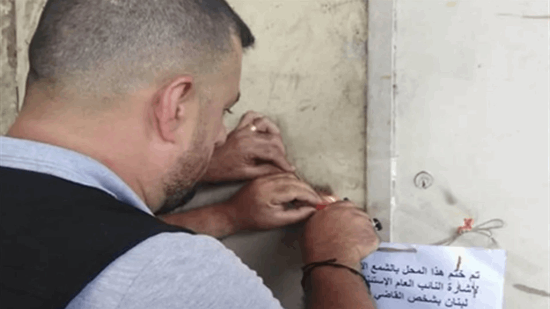 مركز الأمن العام في الكورة أقفل محالًا غير شرعية يستثمرها سوريون