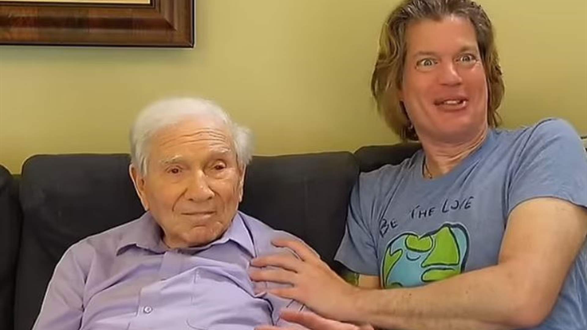 رجل خمسيني يعلنها: حبيبي عمره 98 سنة وهذه تفاصيل قصتنا الرومانسية! (فيديو)
