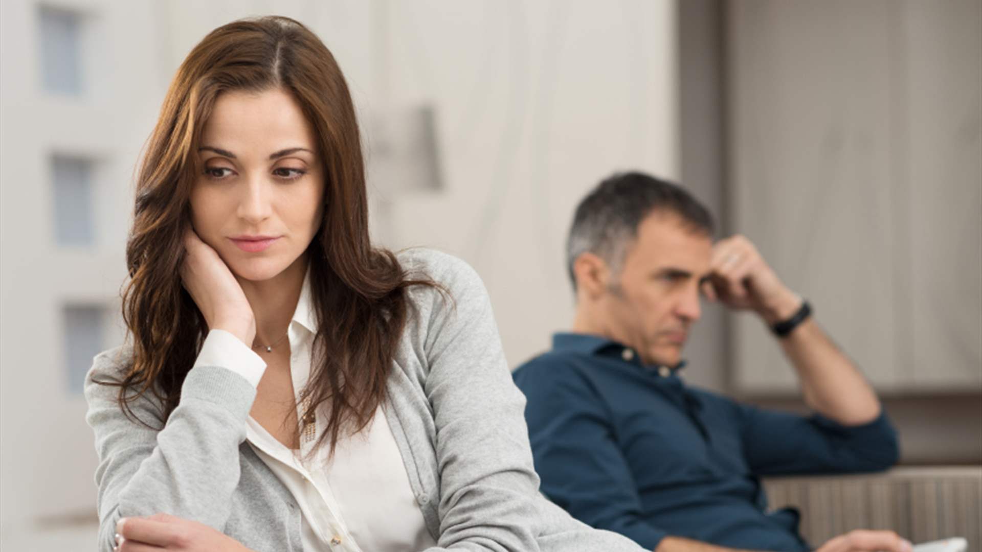 بعد 9 أعوام من الزواج... سرّ خطير وصادم اكتشفته امرأة عن زوجها قد يدمّر العلاقة بينهما!