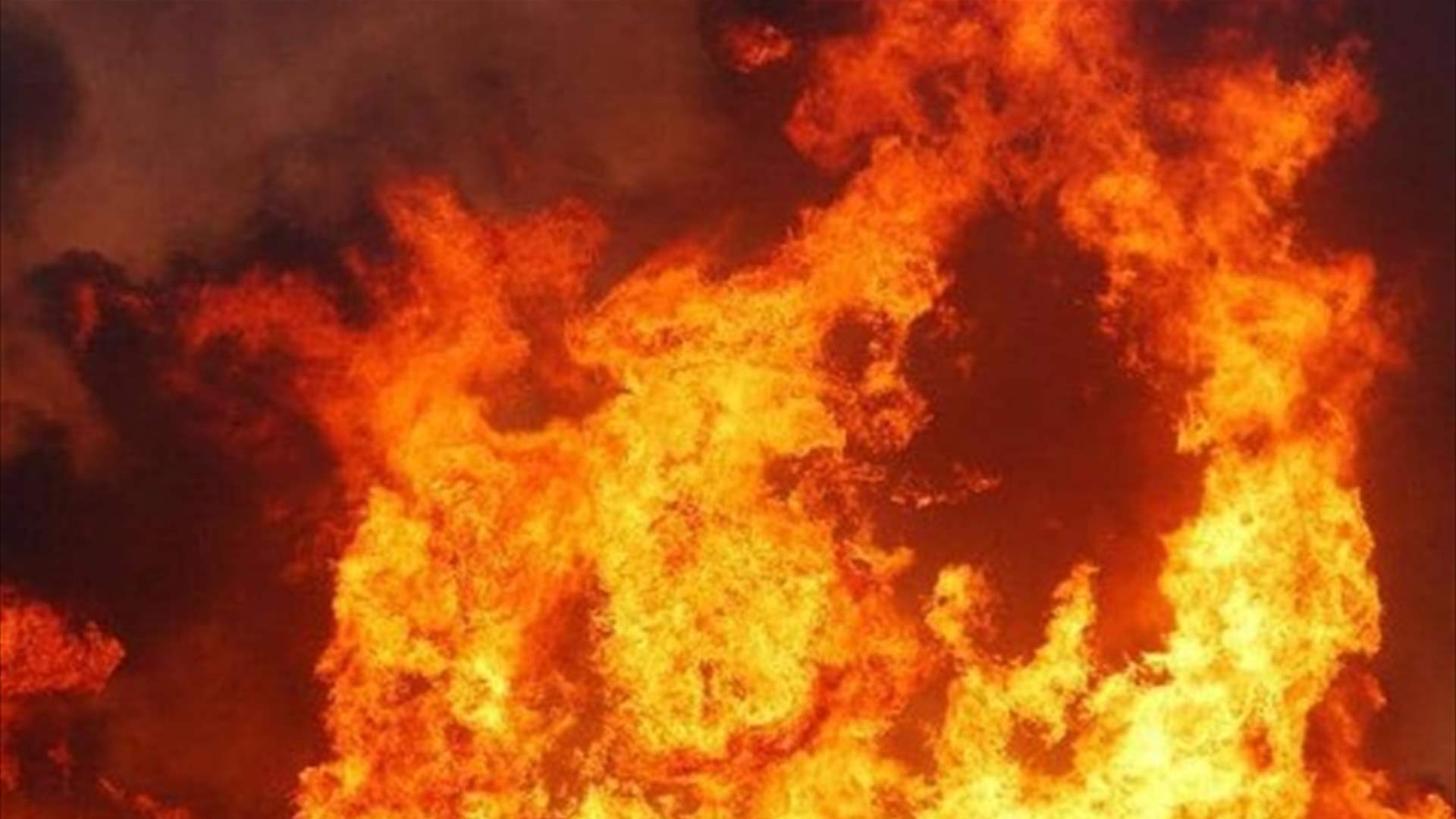حريق ضخم داخل معمل بالقرب من شركة الغاز في الشويفات
