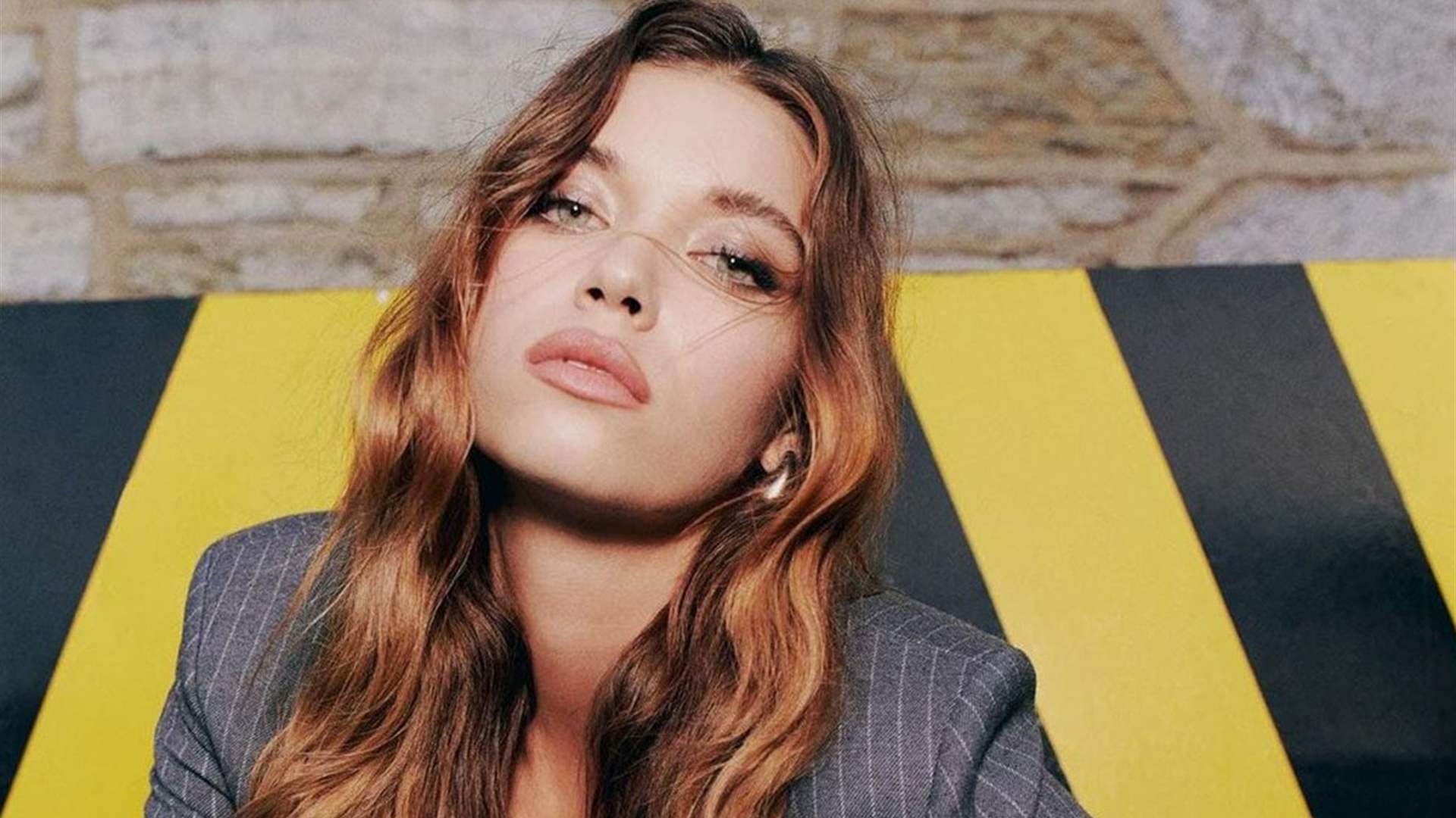 بطلة مسلسل الطائر الرفراف تتعرض للتحرش العلني على المسرح أمام الجمهور؟ (فيديو)
