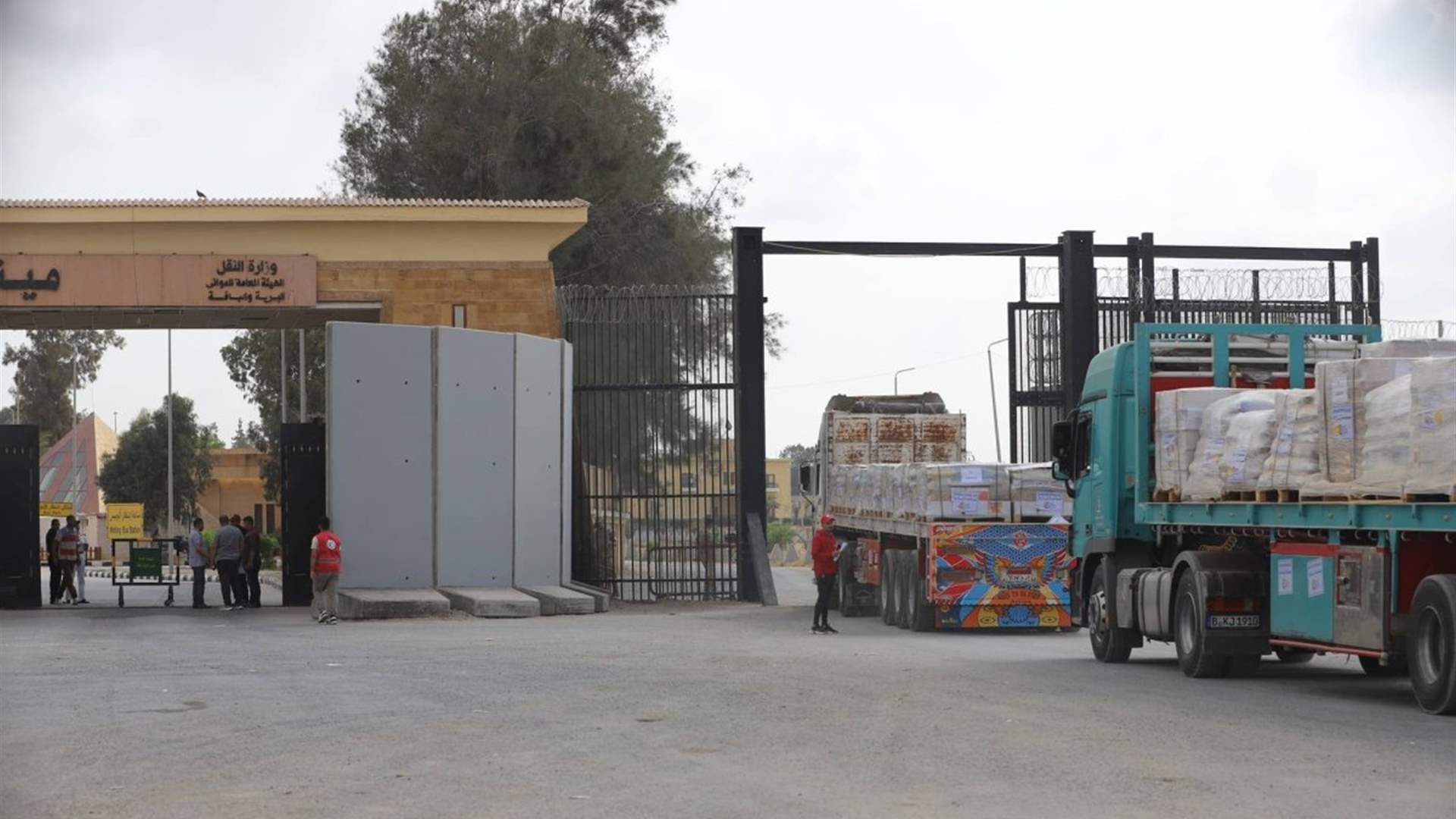 اسرائيل تعلن إطلاق صواريخ على نقطة عبور المساعدات الى غزة