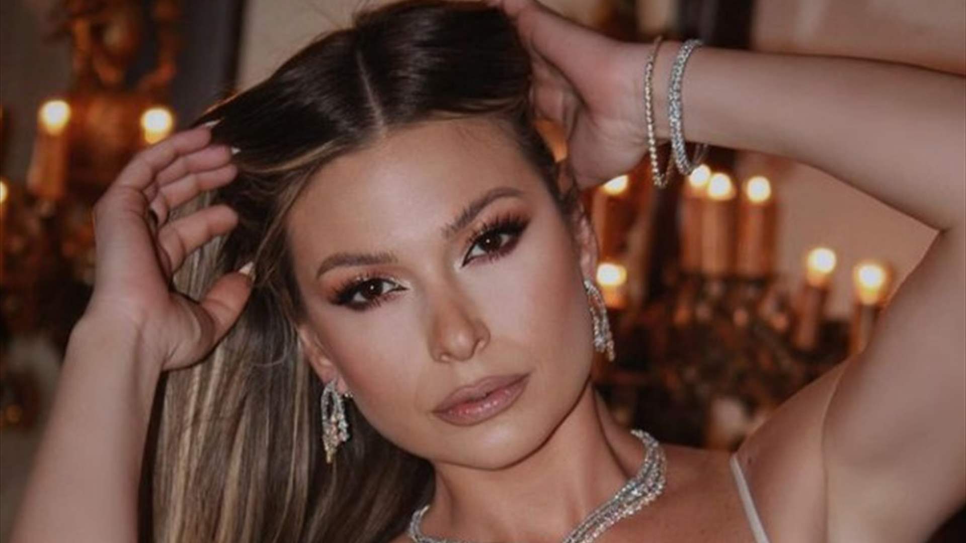 تصرّف غير مُتوقّع.. باميلا الكيك "تطعن" قالب الحلوى في عيد ميلادها! (فيديو)