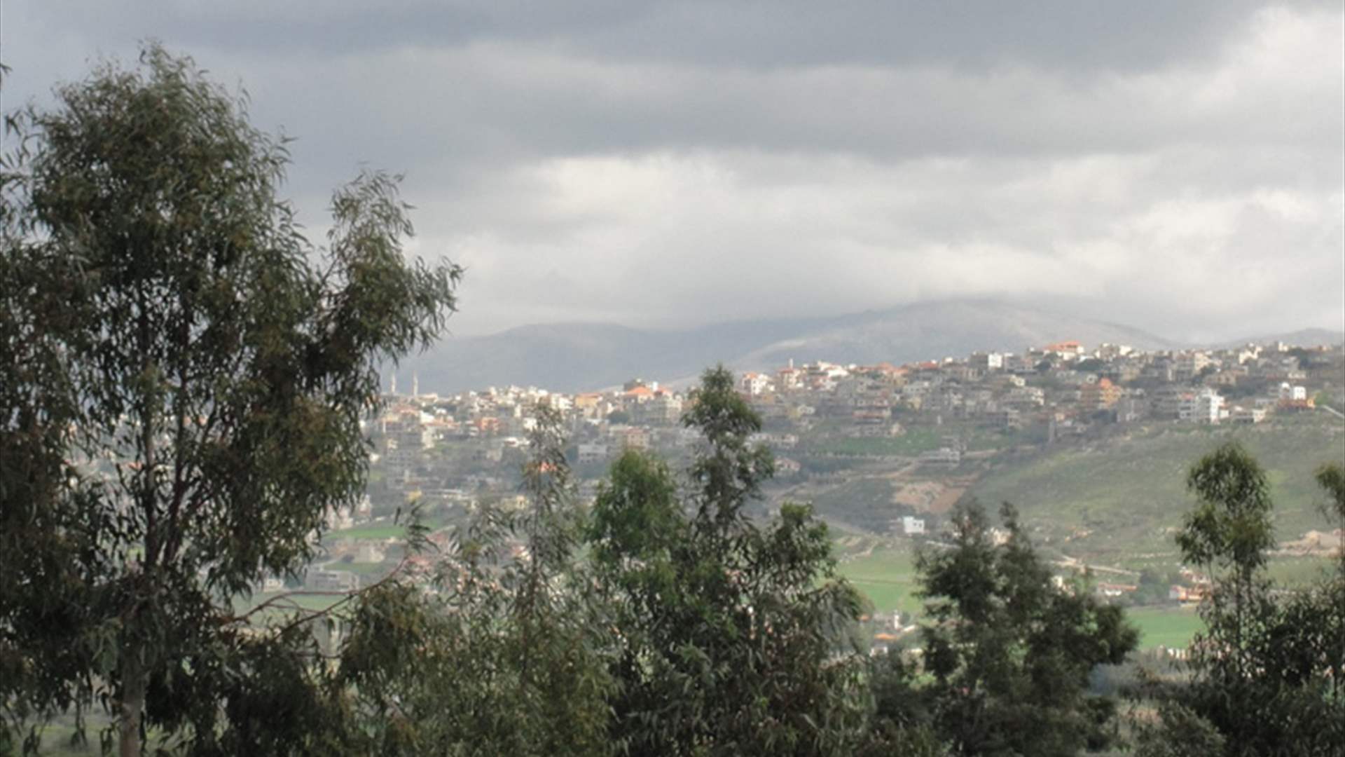 Fire breaks out caused by Israeli phosphorus bombardment in Khiam 