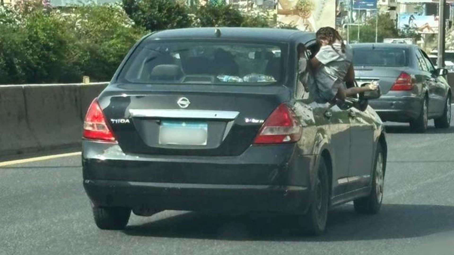 مشاهد الفوضى على طرقات لبنان لا تنتهي... طفلة تخرج من نافذة السيارة على الأوتوستراد   