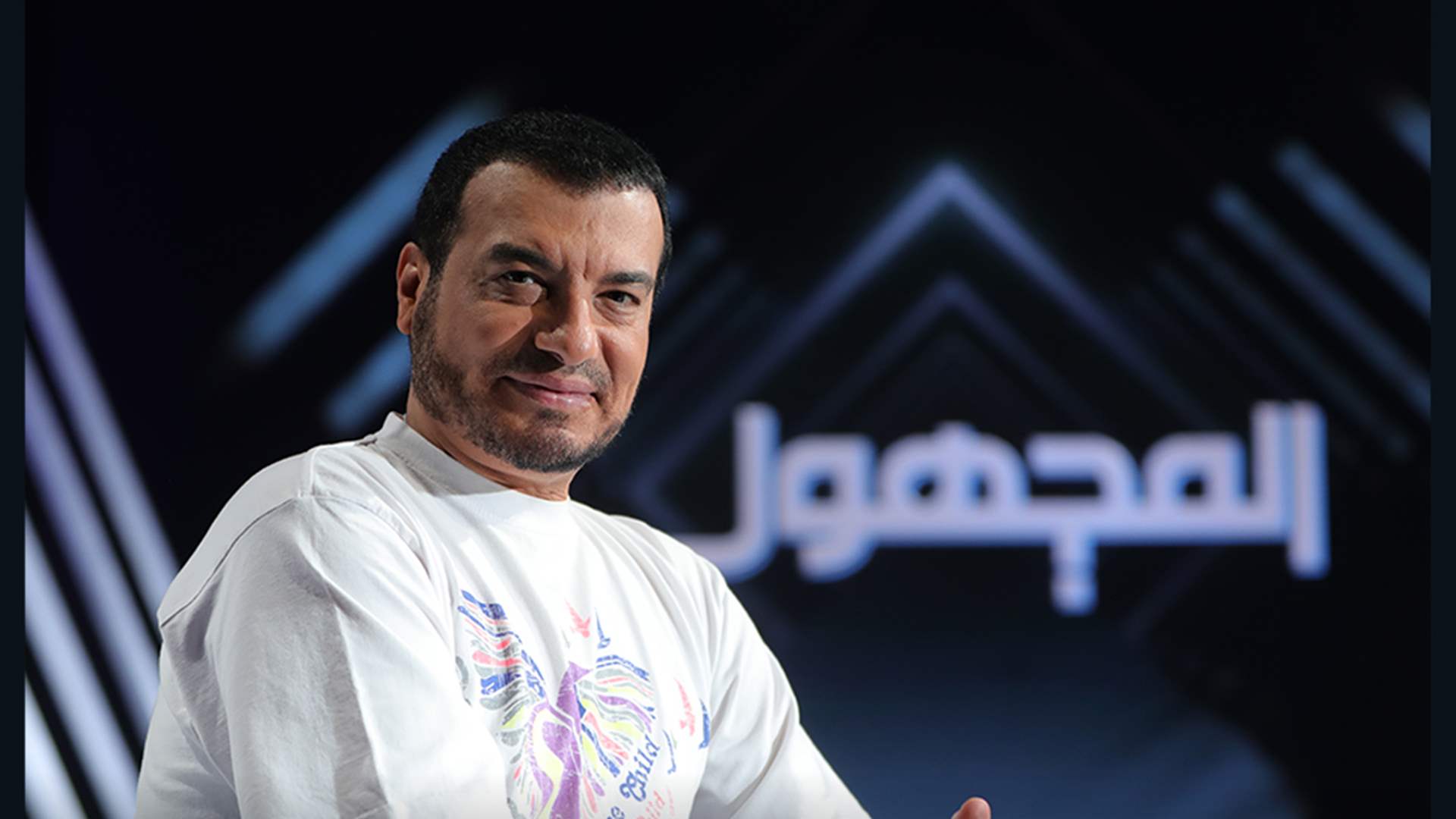 &quot;ولا حاجة&quot;... إيهاب توفيق يُدندن أغنيته الجديدة في &quot;المجهول&quot; (فيديو)