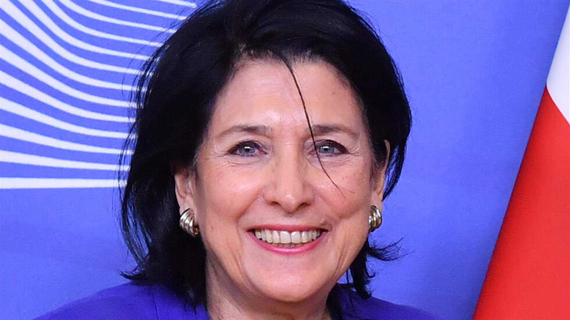 الرئيسة الجورجية تطلب من ماكرون المجيء إلى تبليسي